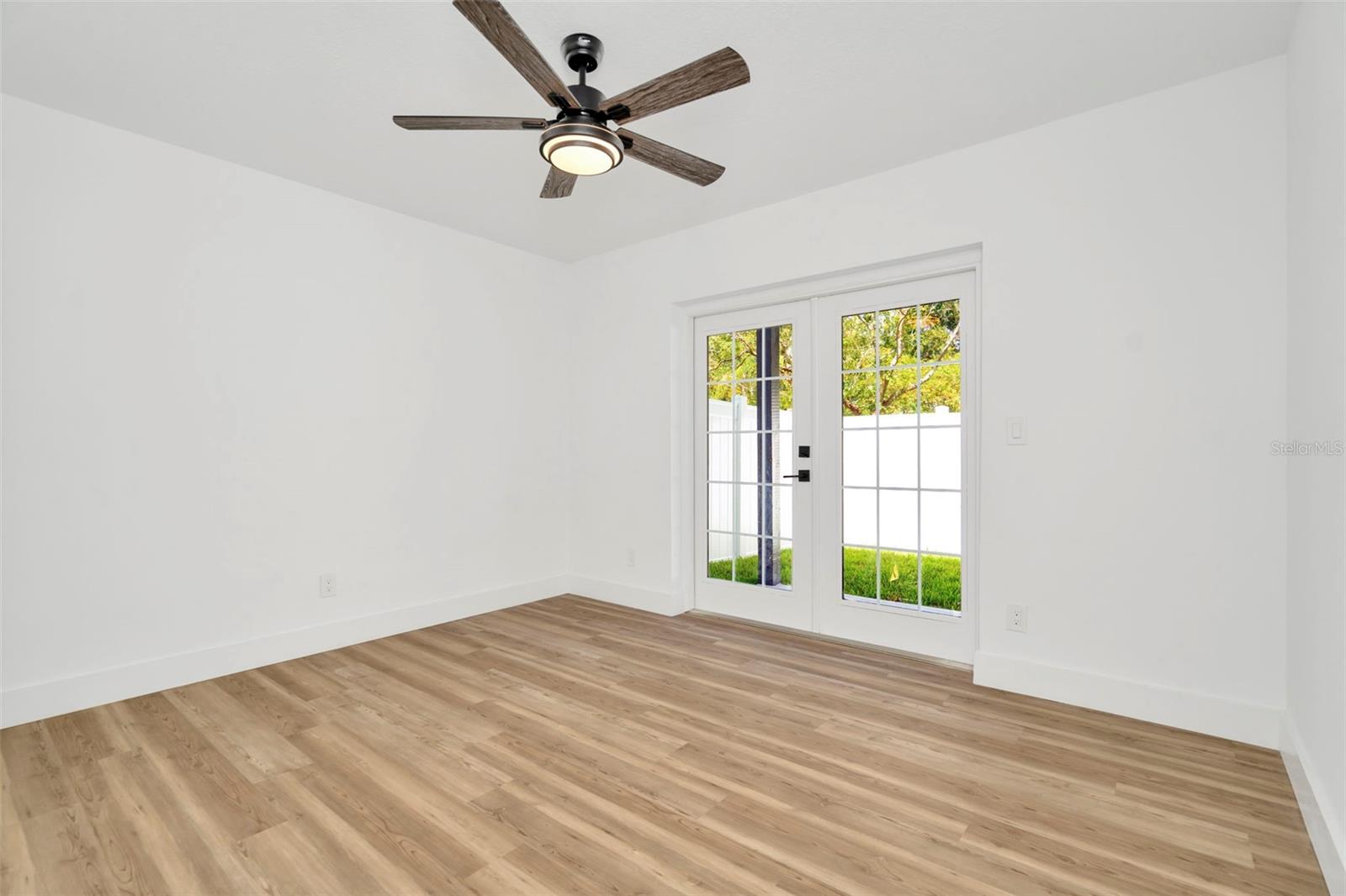 Listing photo id 73 for 4902 San Rafael Street