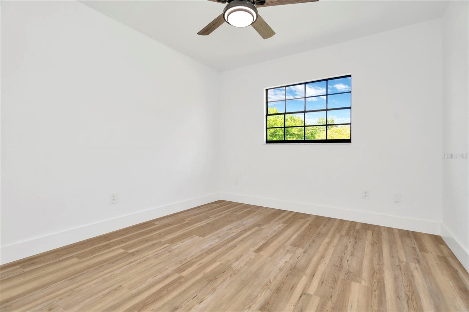 Listing photo id 76 for 4902 San Rafael Street