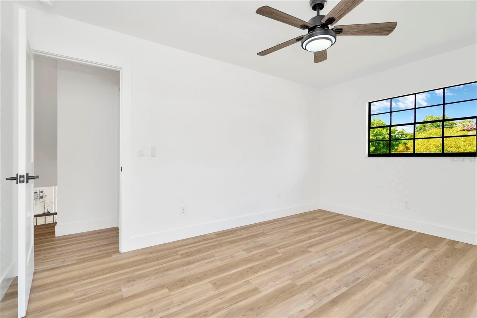 Listing photo id 82 for 4902 San Rafael Street