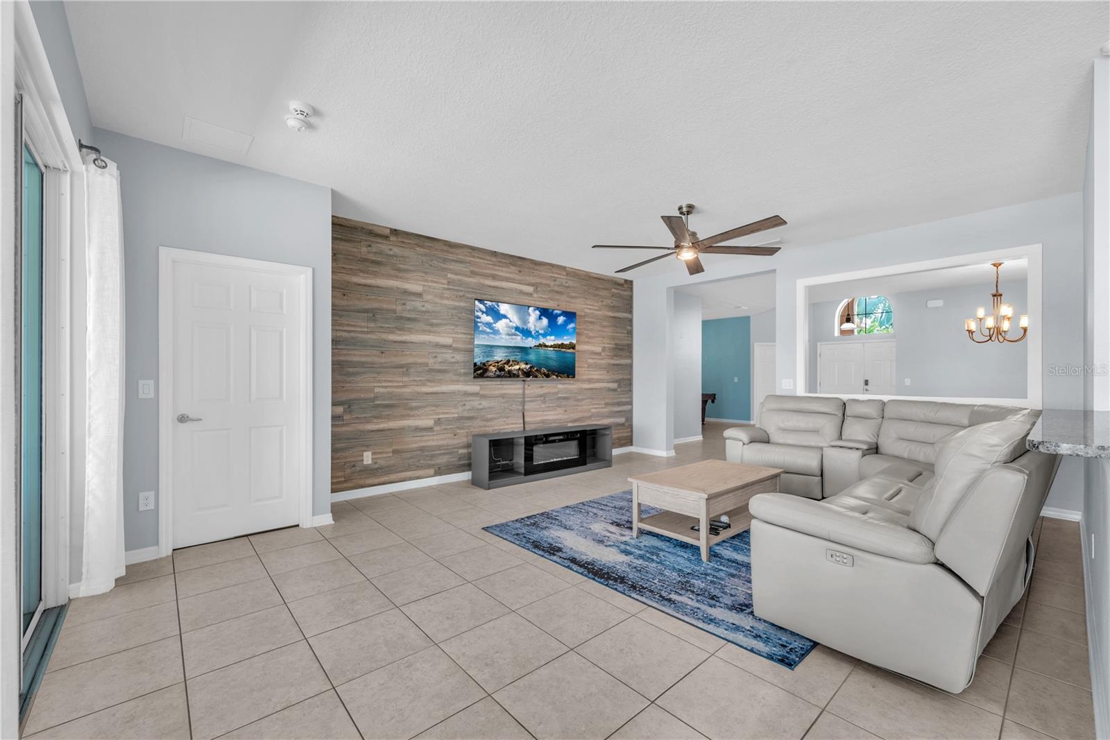 Listing photo id 11 for 11236 77th Street E