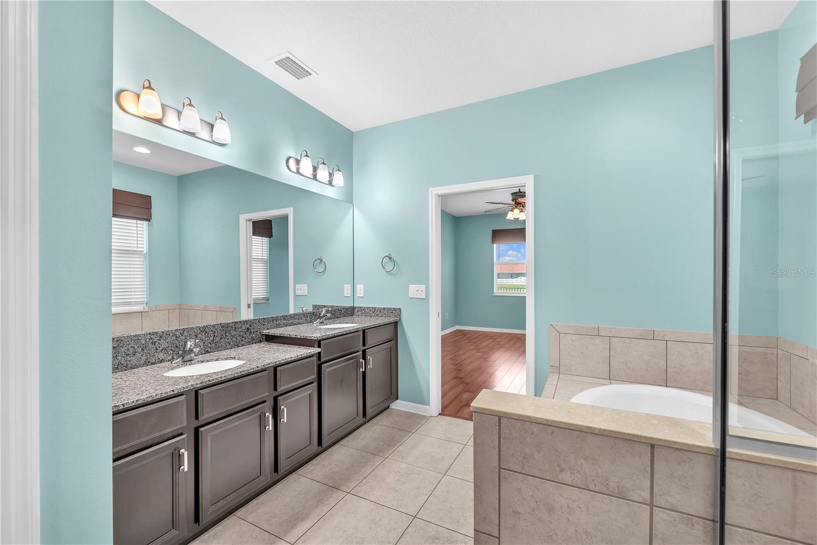 Listing photo id 14 for 11236 77th Street E