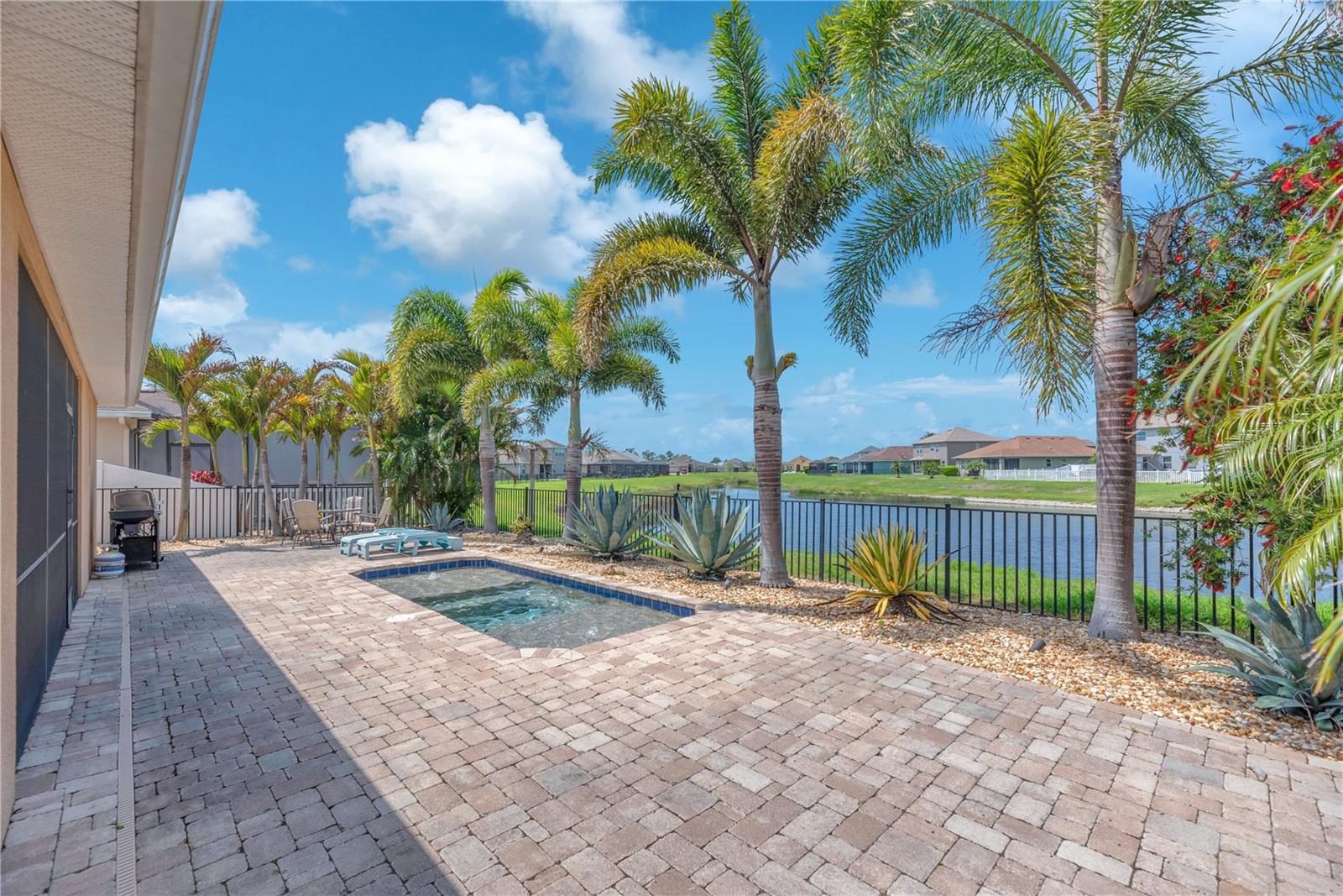 Listing photo id 25 for 11236 77th Street E