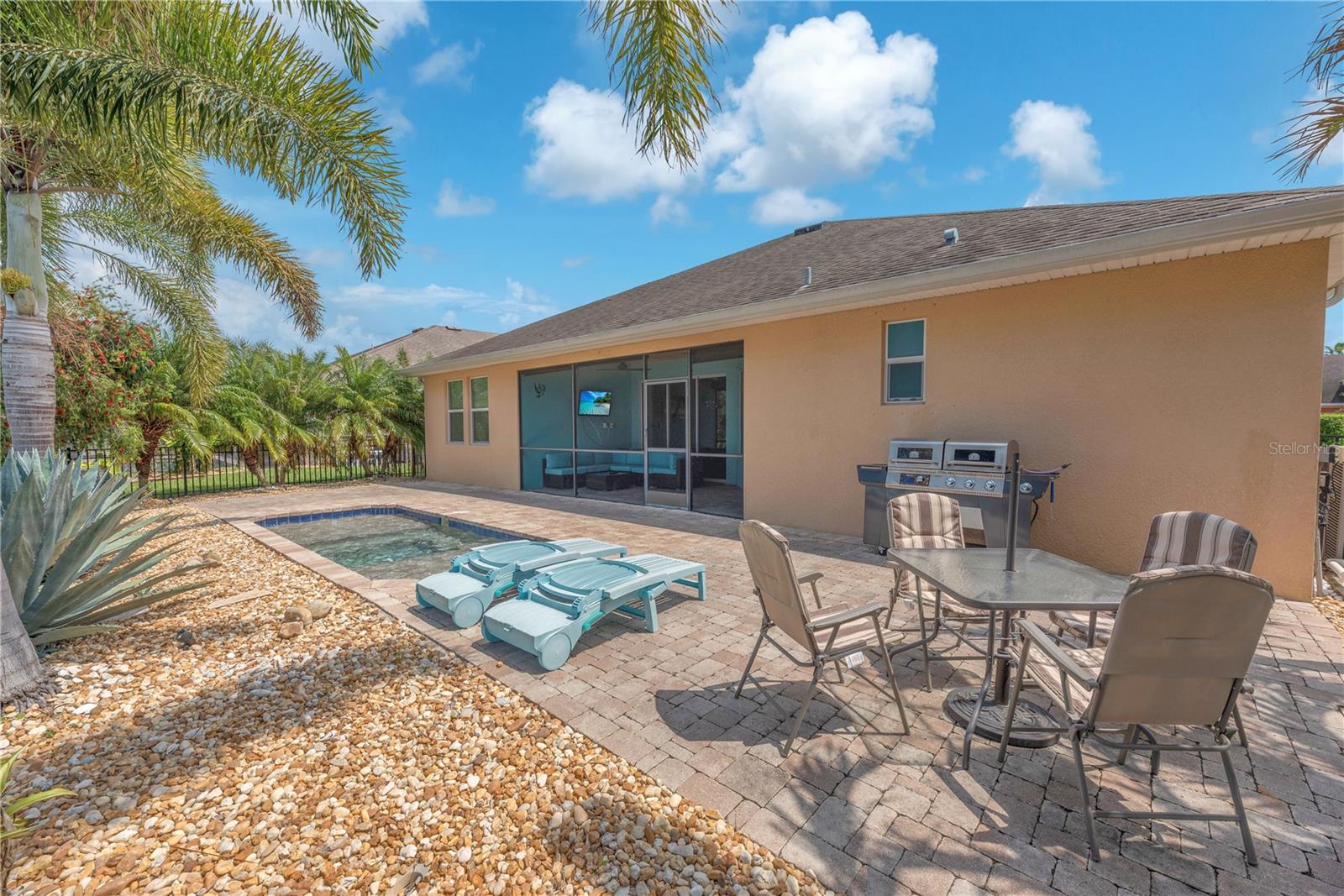 Listing photo id 27 for 11236 77th Street E