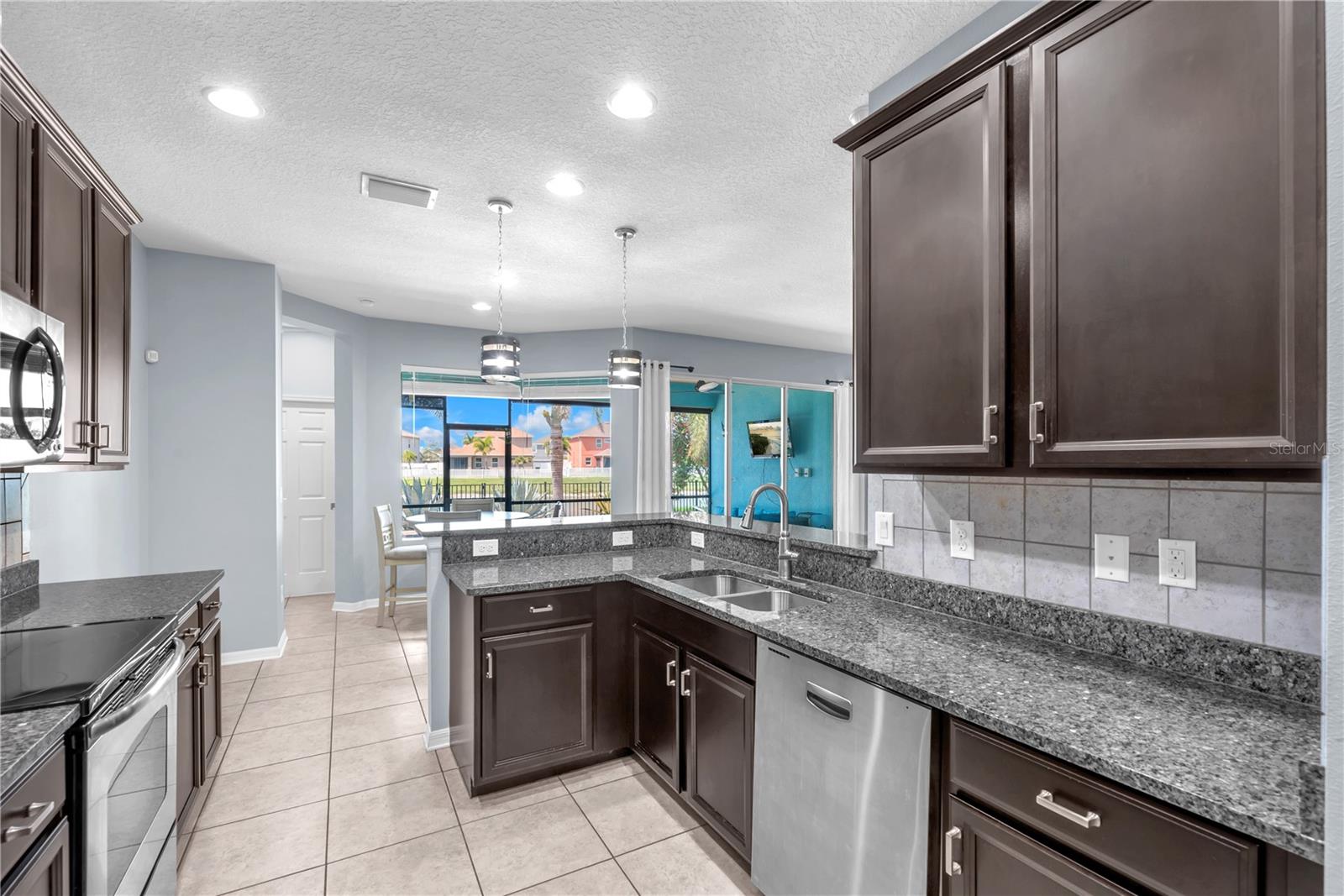 Listing photo id 2 for 11236 77th Street E