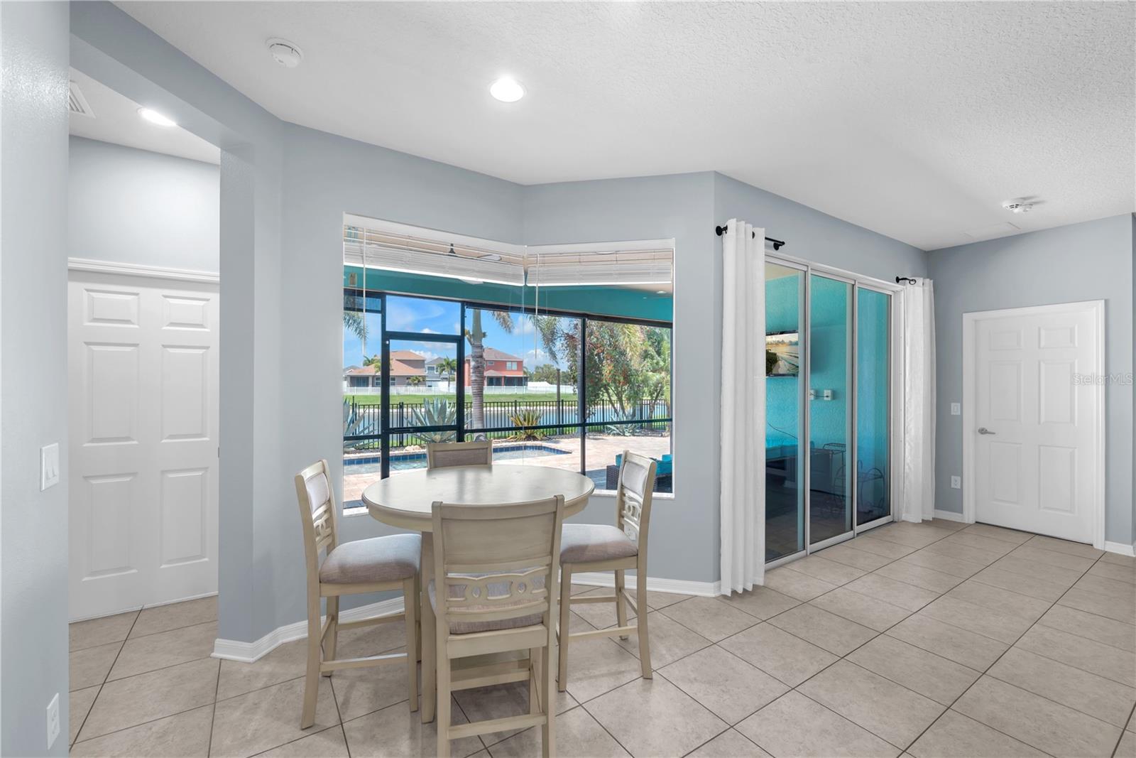 Listing photo id 3 for 11236 77th Street E