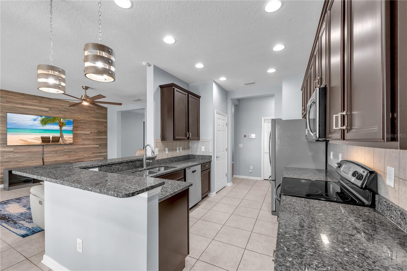 Listing photo id 4 for 11236 77th Street E