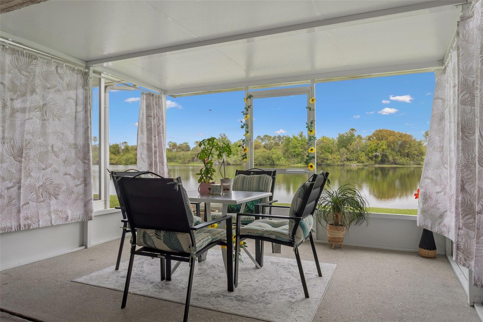 Image 21 of 31 For 425 Kensington Lake Circle