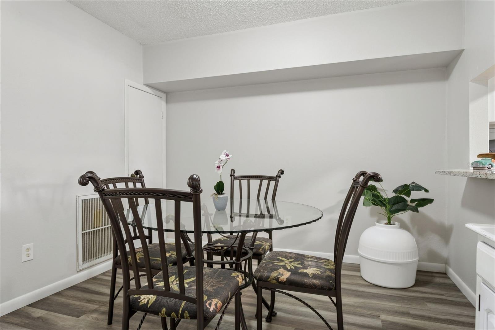 Image 7 of 31 For 425 Kensington Lake Circle