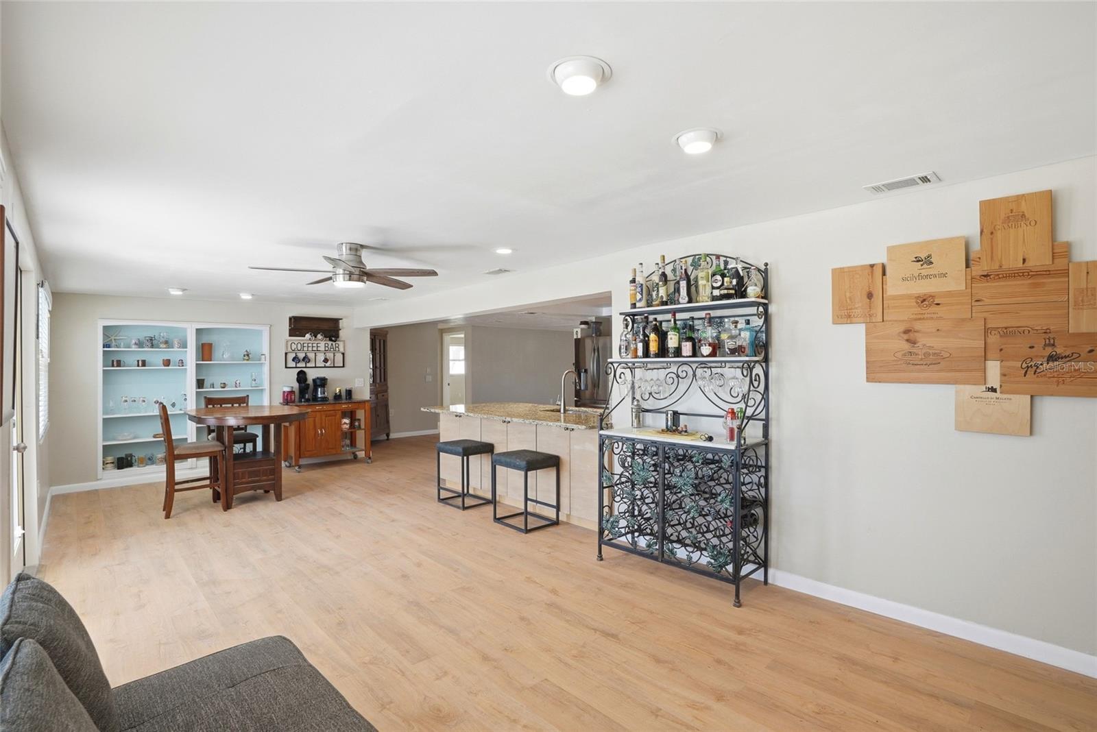 Listing photo id 9 for 5015 Pelican Drive