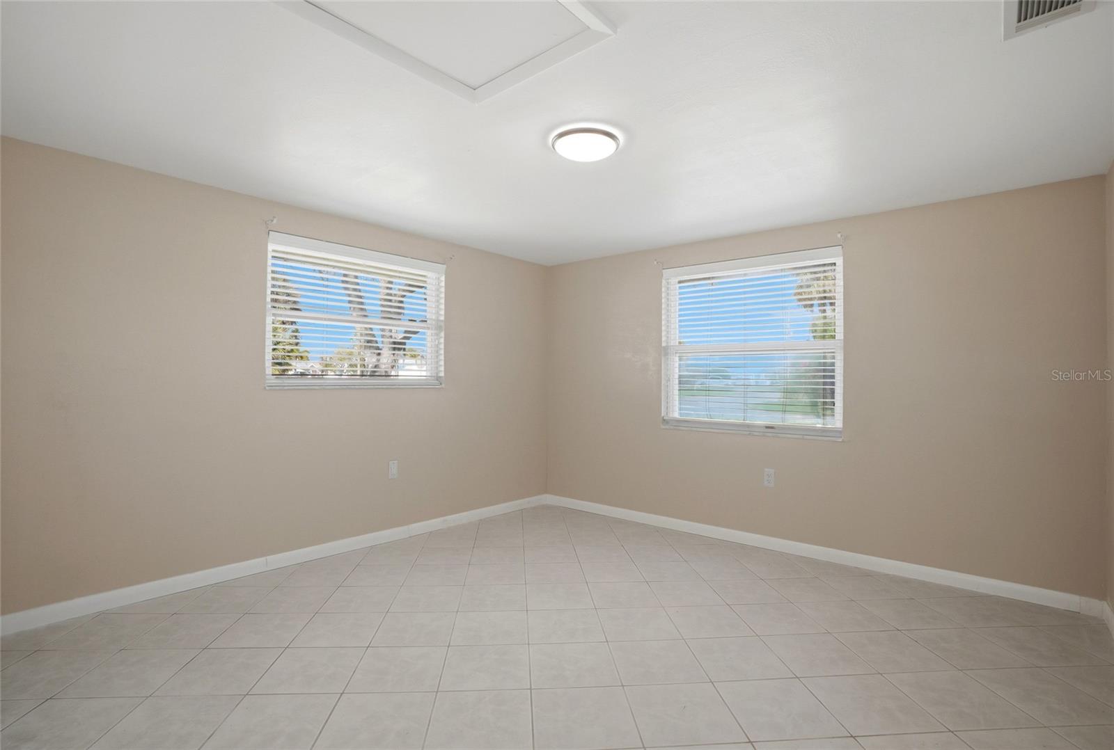 Listing photo id 11 for 5015 Pelican Drive