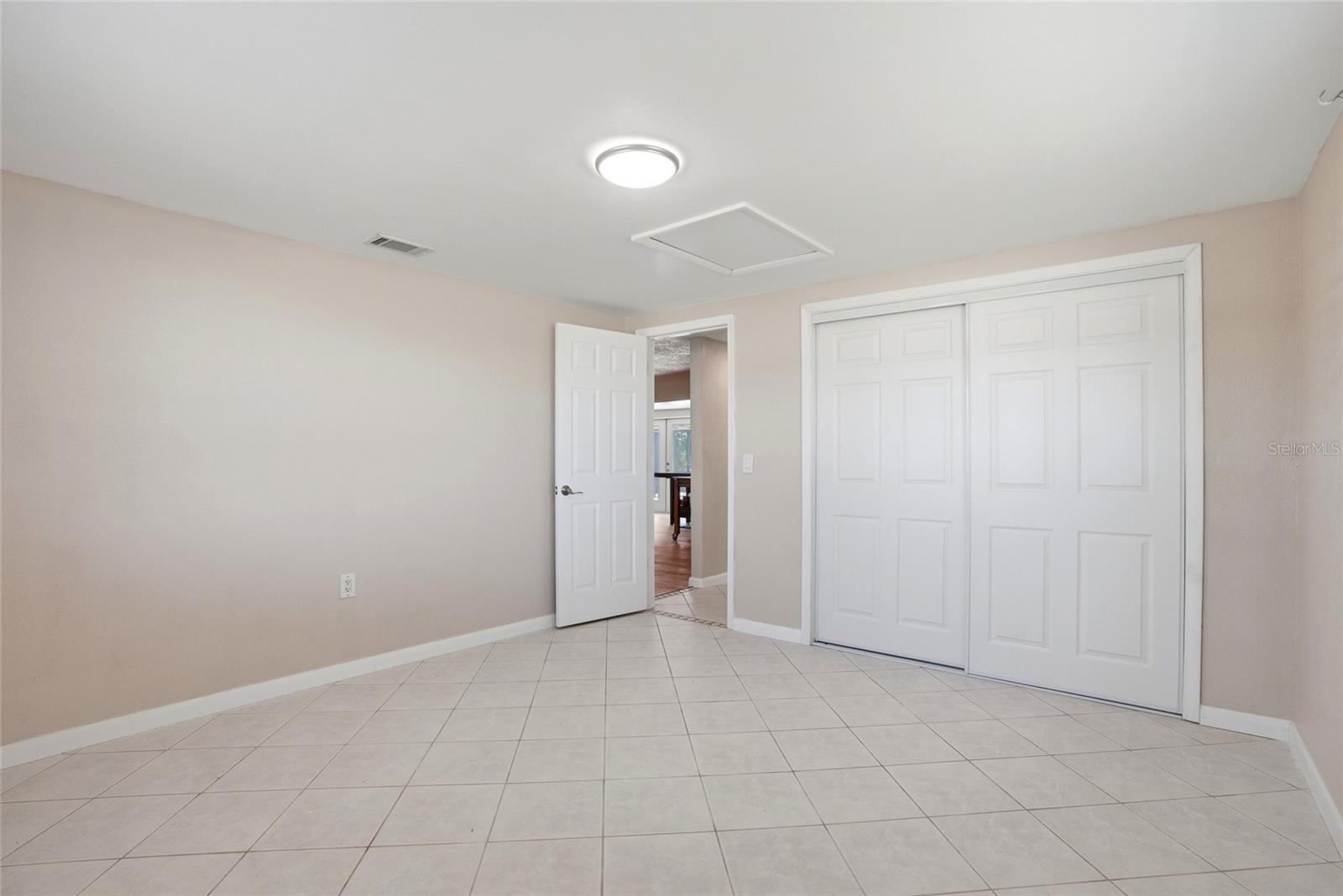 Listing photo id 12 for 5015 Pelican Drive