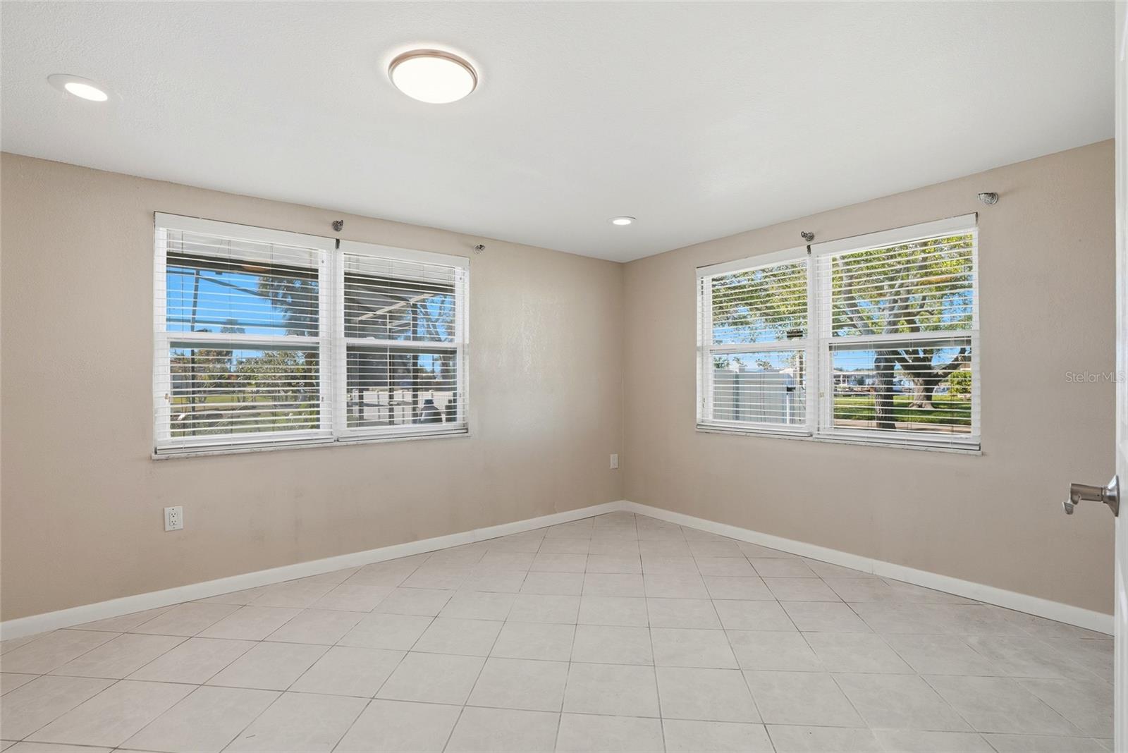 Listing photo id 14 for 5015 Pelican Drive