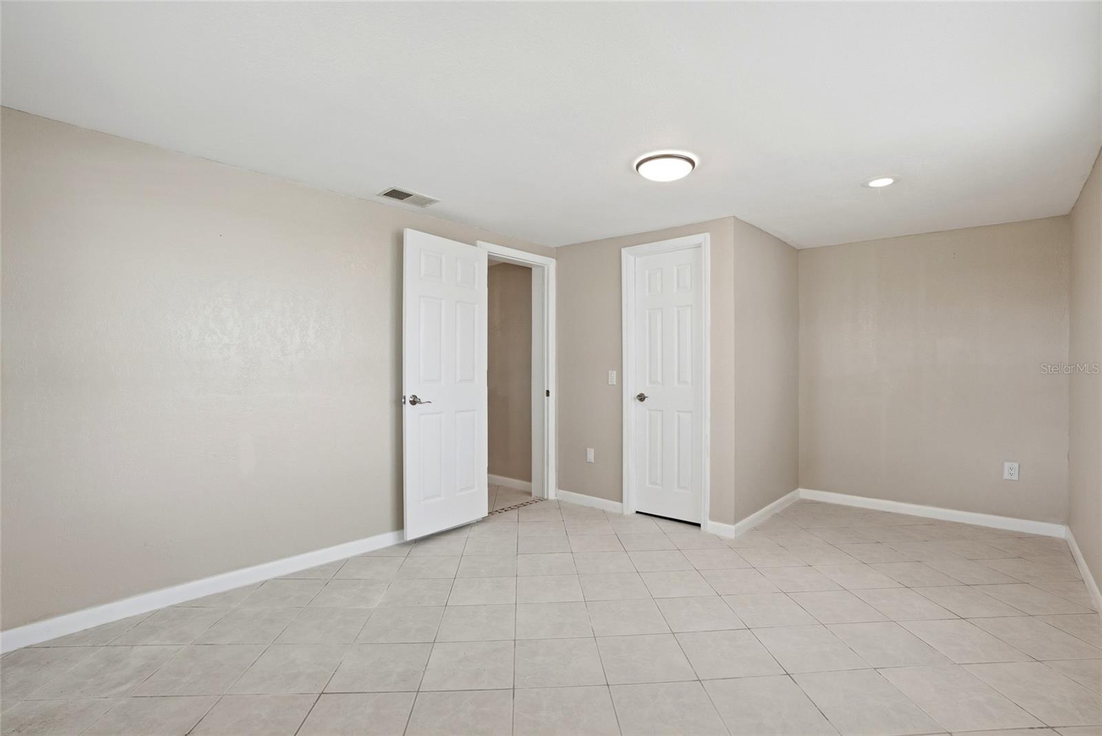 Listing photo id 15 for 5015 Pelican Drive