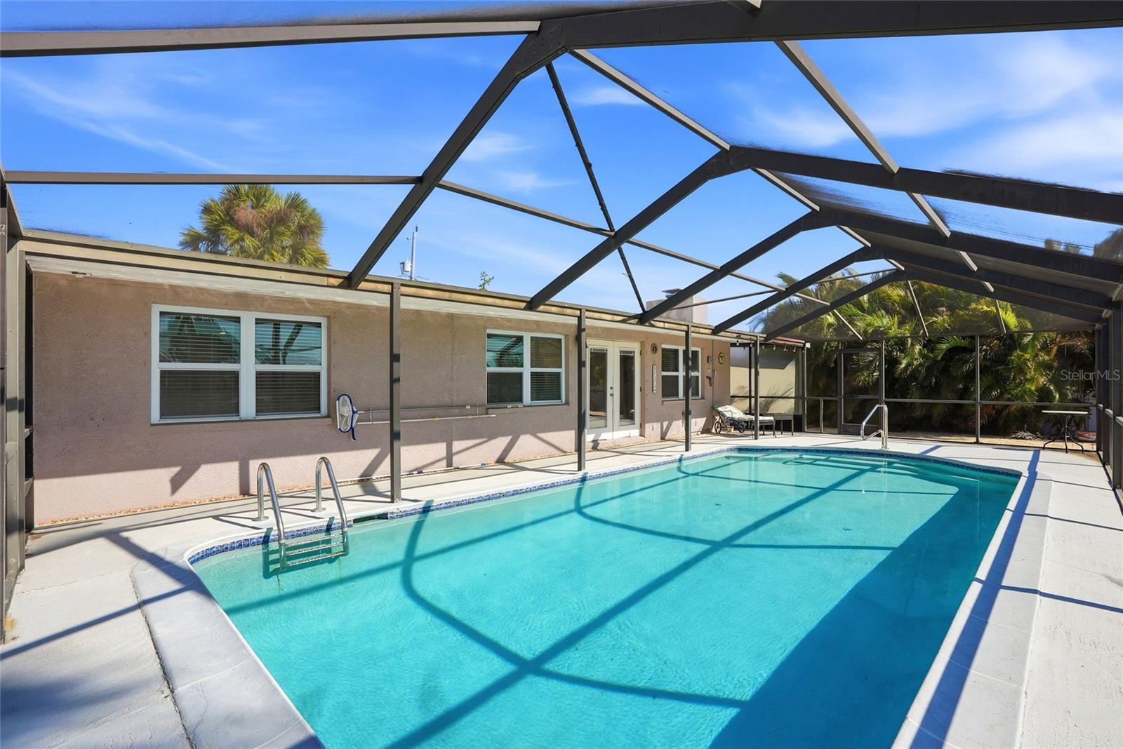 Listing photo id 18 for 5015 Pelican Drive