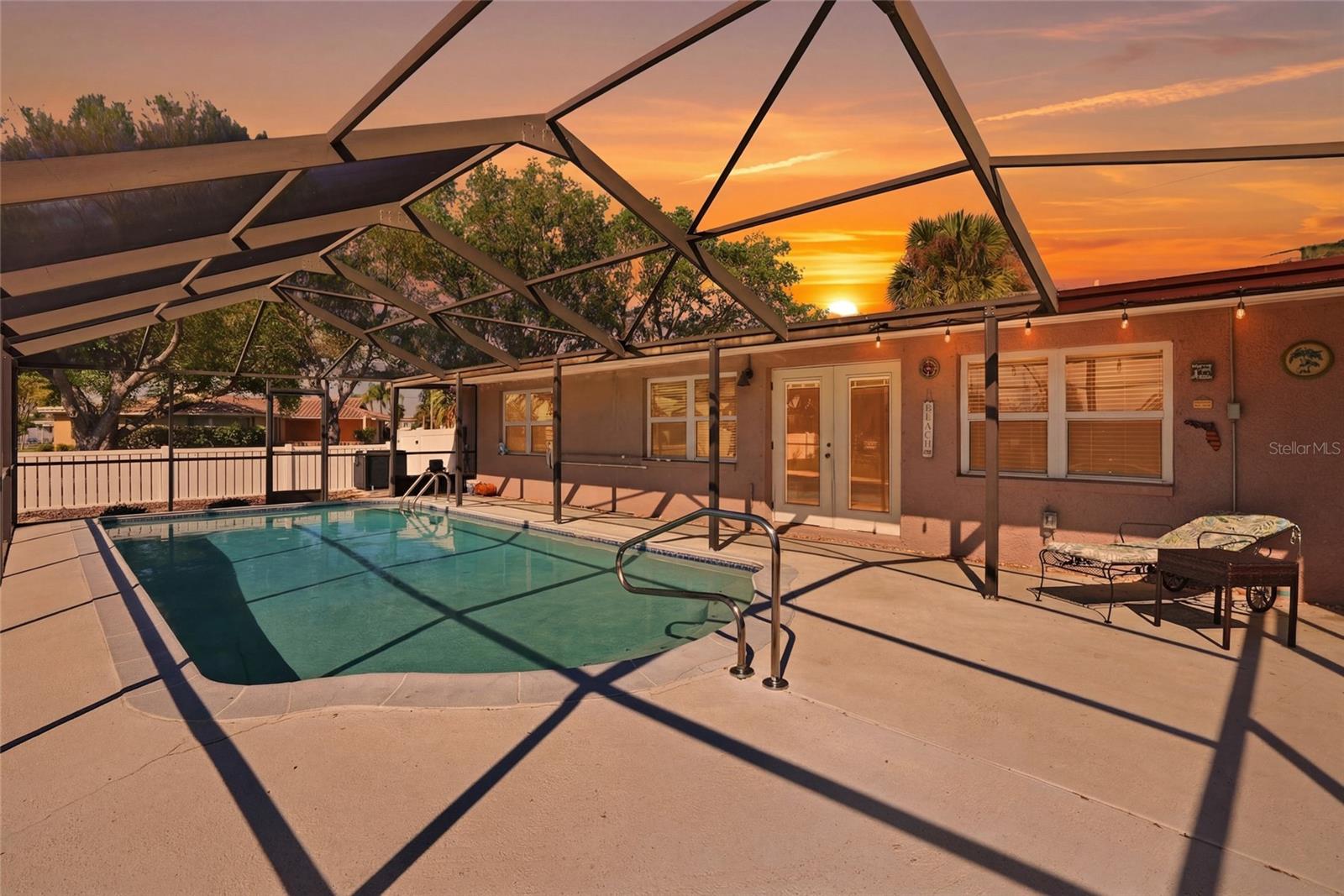 Listing photo id 1 for 5015 Pelican Drive