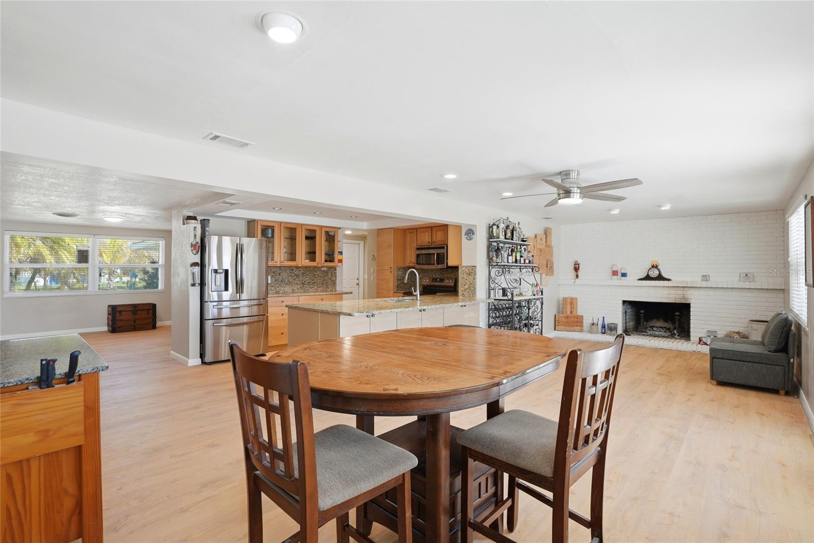 Listing photo id 2 for 5015 Pelican Drive