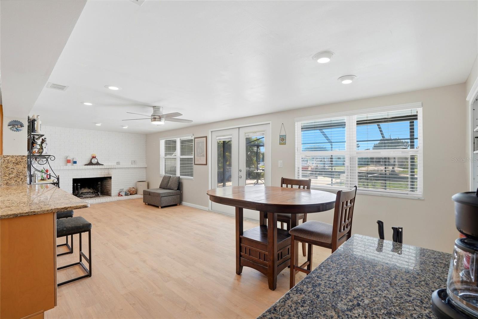 Listing photo id 3 for 5015 Pelican Drive