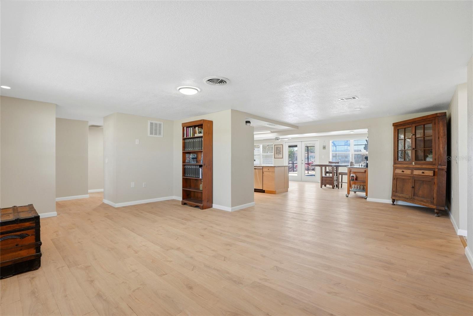 Listing photo id 4 for 5015 Pelican Drive