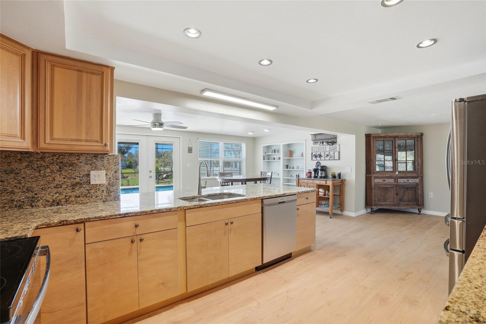 Listing photo id 7 for 5015 Pelican Drive