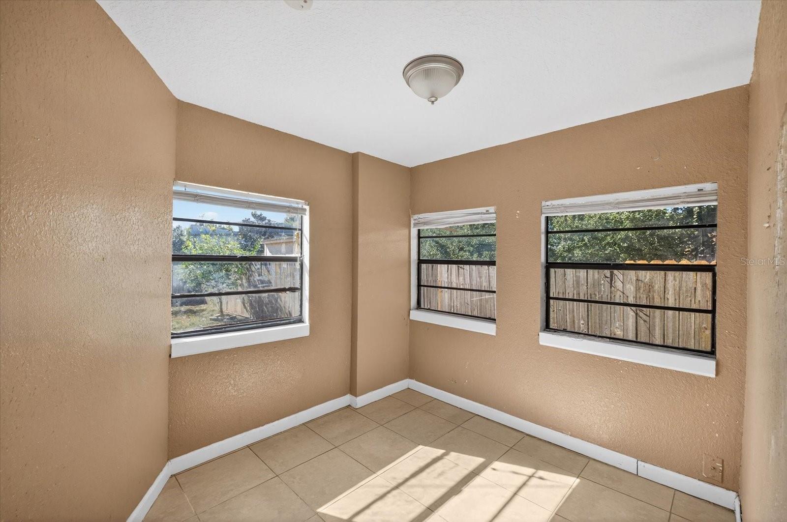 Image 21 of 34 For 2850 59th Avenue N