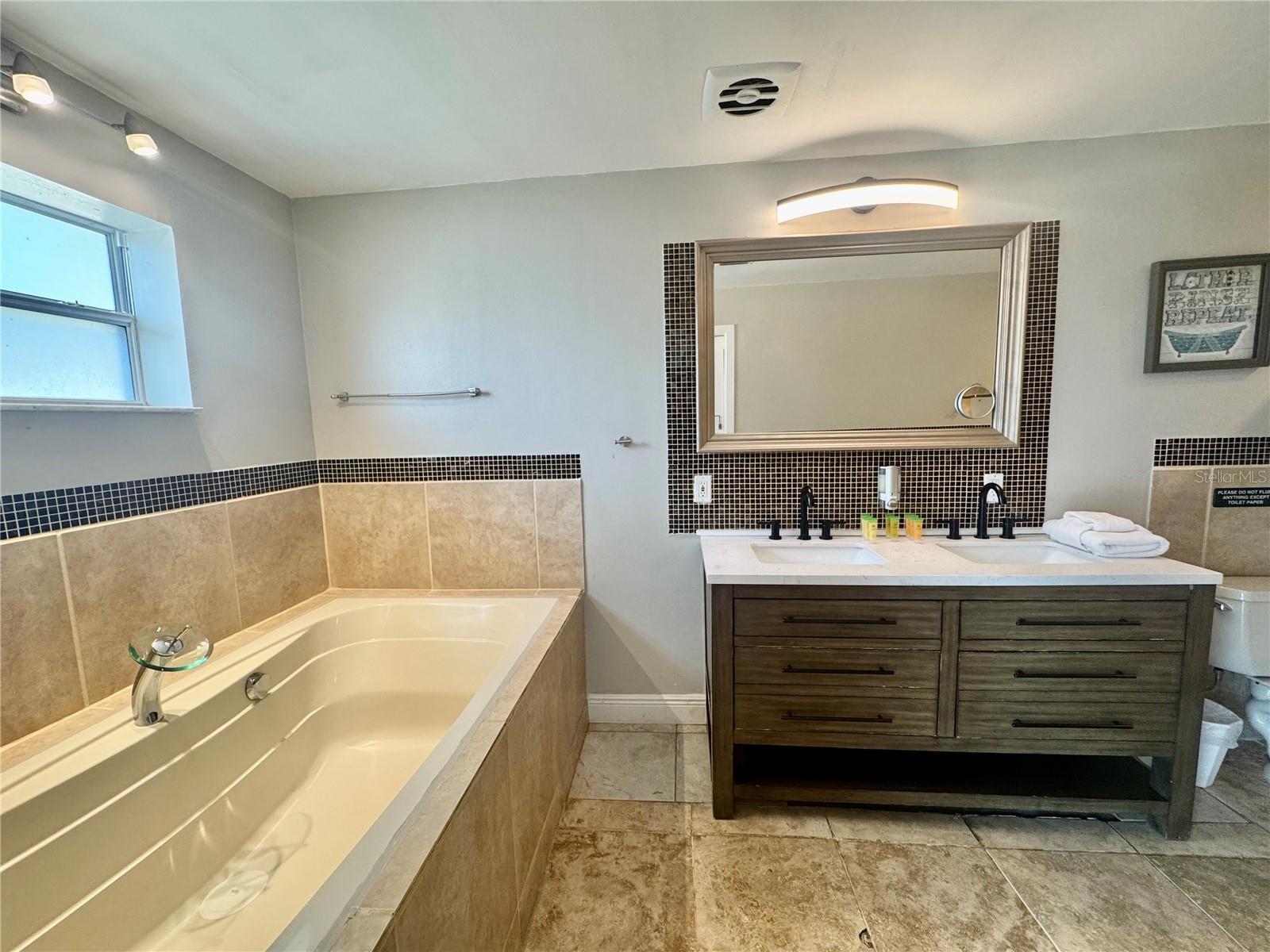 Image 11 of 21 For 10319 Lake Carroll Way