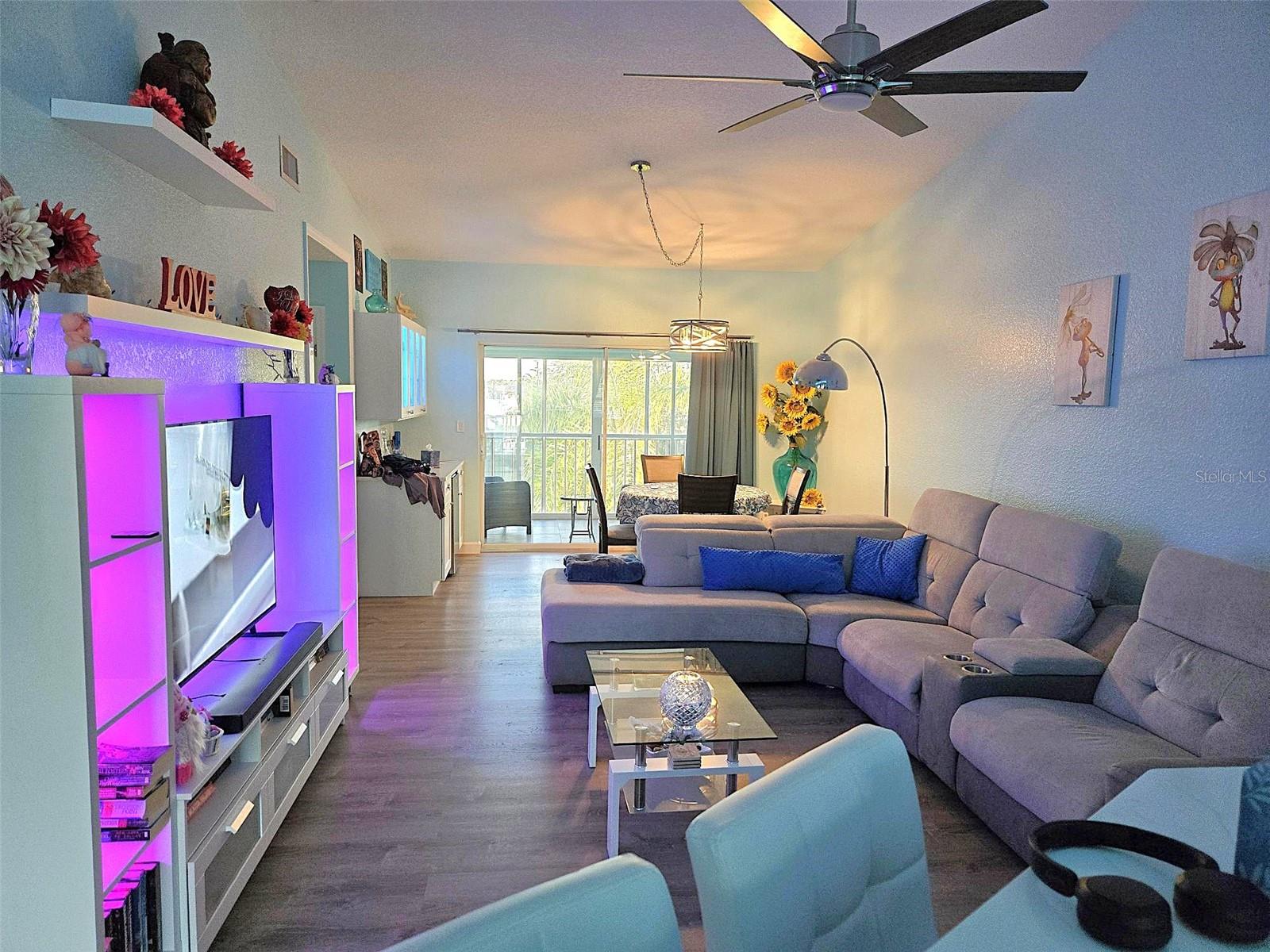 Image 11 of 57 For 5725 Greenwood Avenue 5201