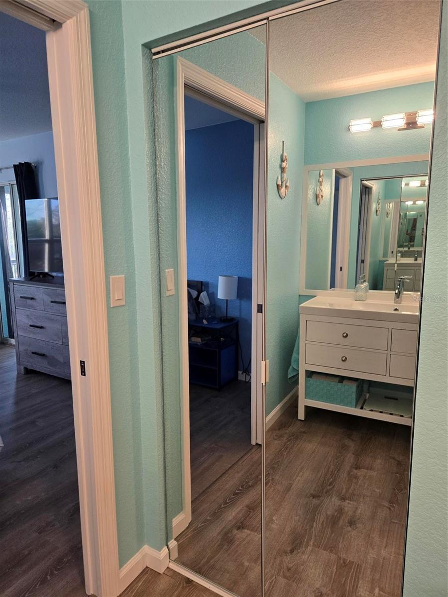 Image 34 of 57 For 5725 Greenwood Avenue 5201