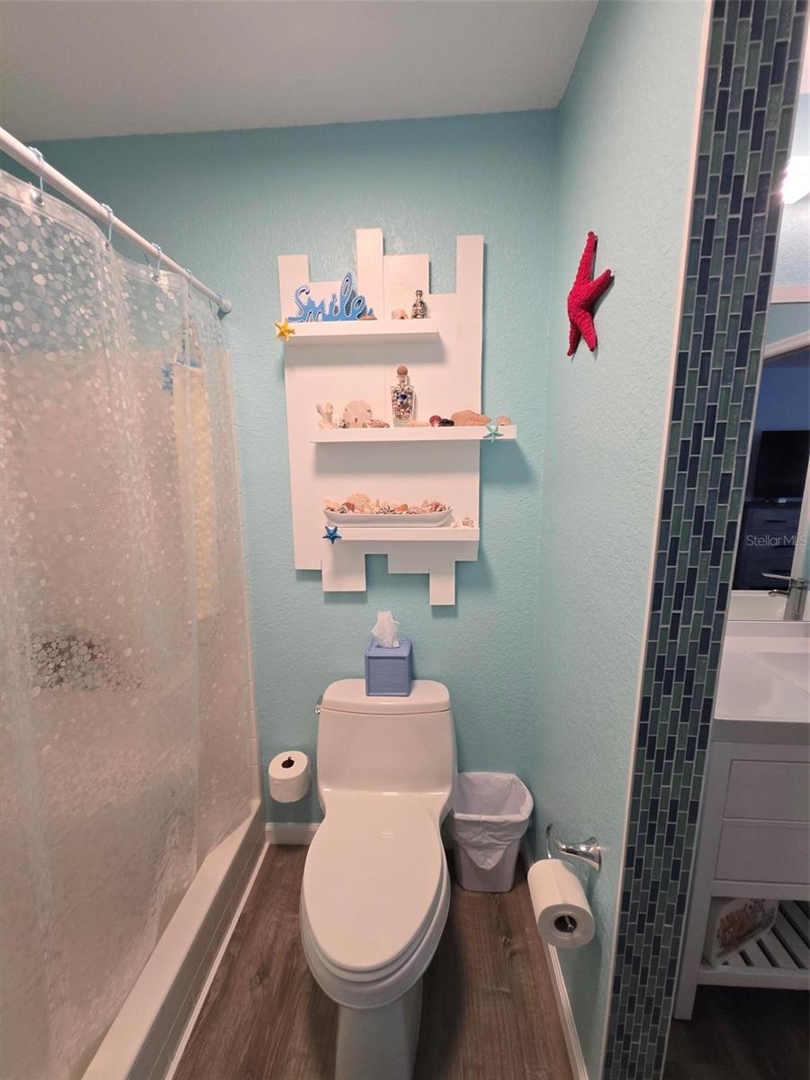 Image 37 of 57 For 5725 Greenwood Avenue 5201