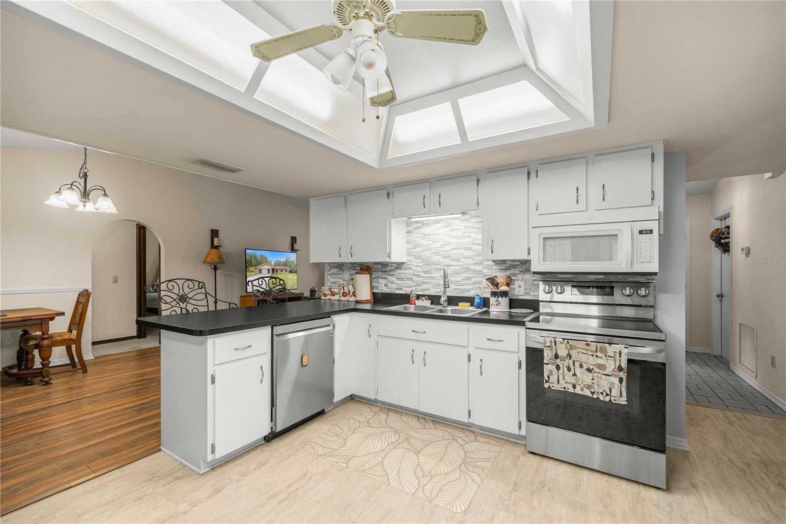 Image 11 of 33 For 761 Jeanne Avenue