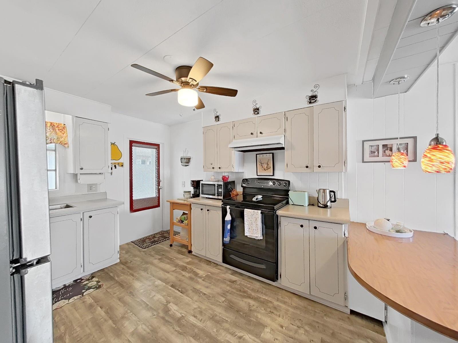 Listing photo id 3 for 9900 Ulmerton Road 238