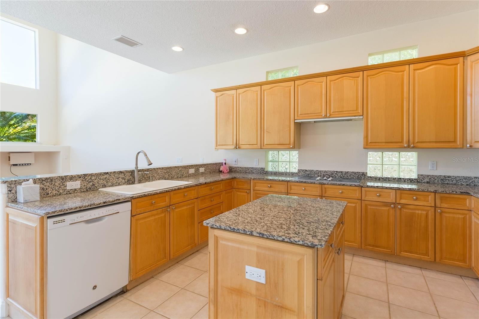 Image 14 of 77 For 16531 Hutchison Road