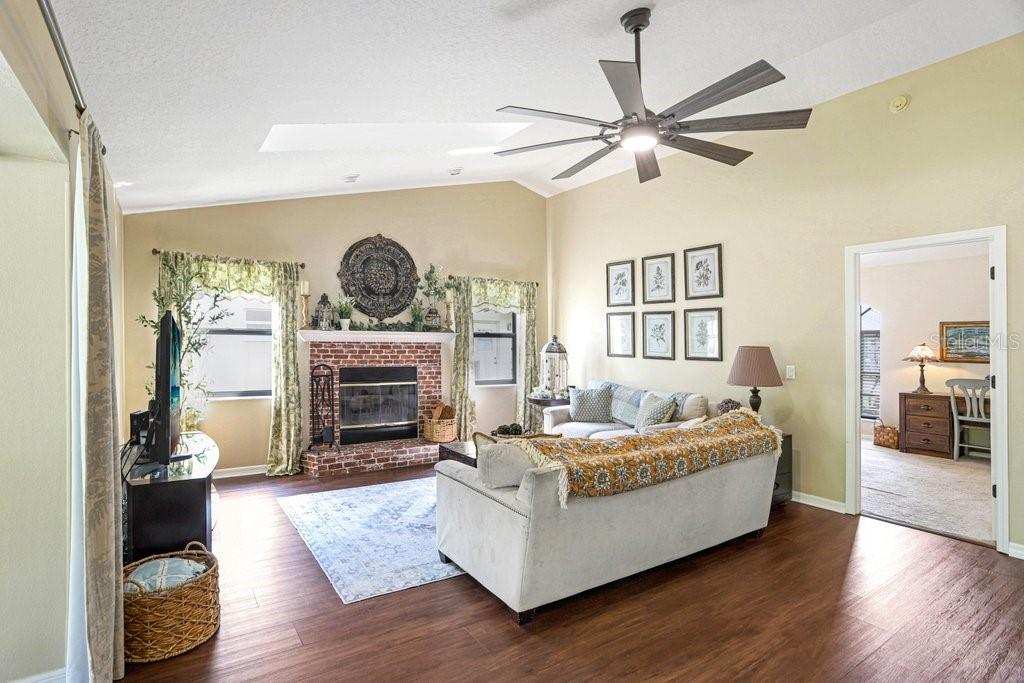 Listing photo id 11 for 8549 Pinafore Drive