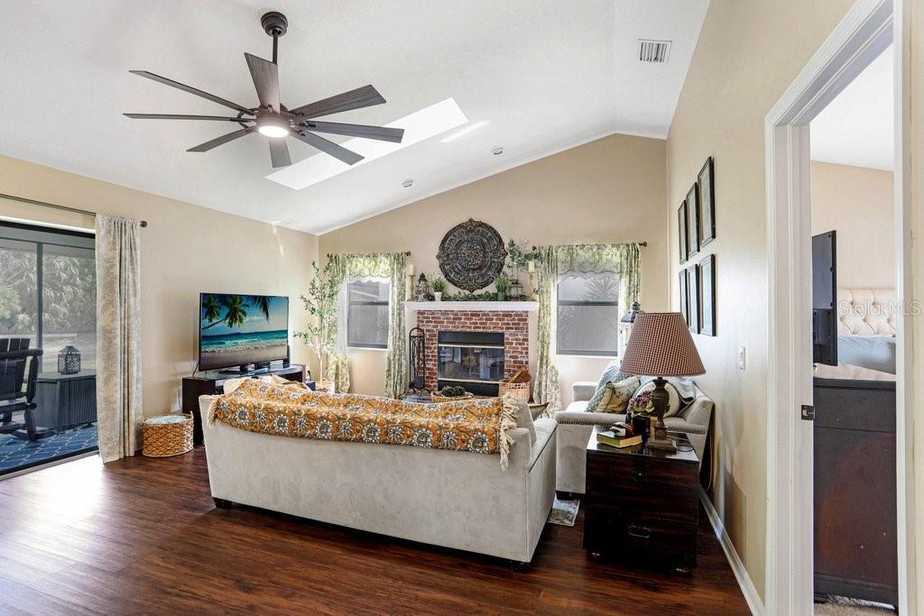 Listing photo id 12 for 8549 Pinafore Drive