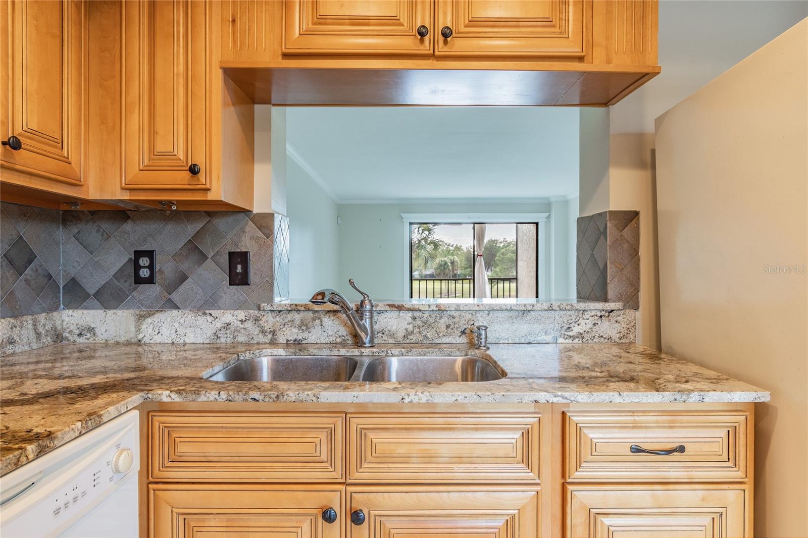 Image 16 of 42 For 13618 Greenfield  305