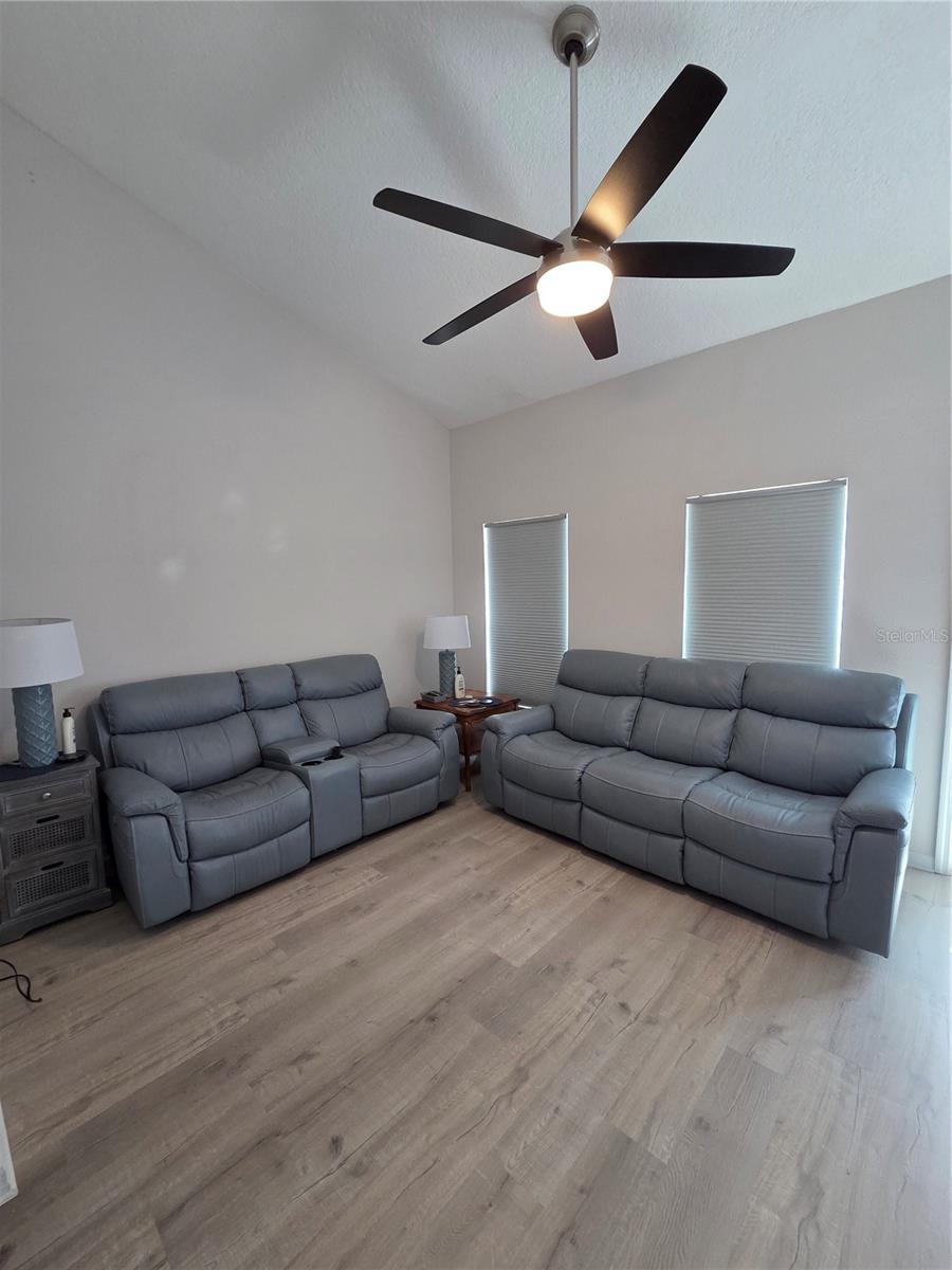 Image 13 of 34 For 1196 Royal Boulevard