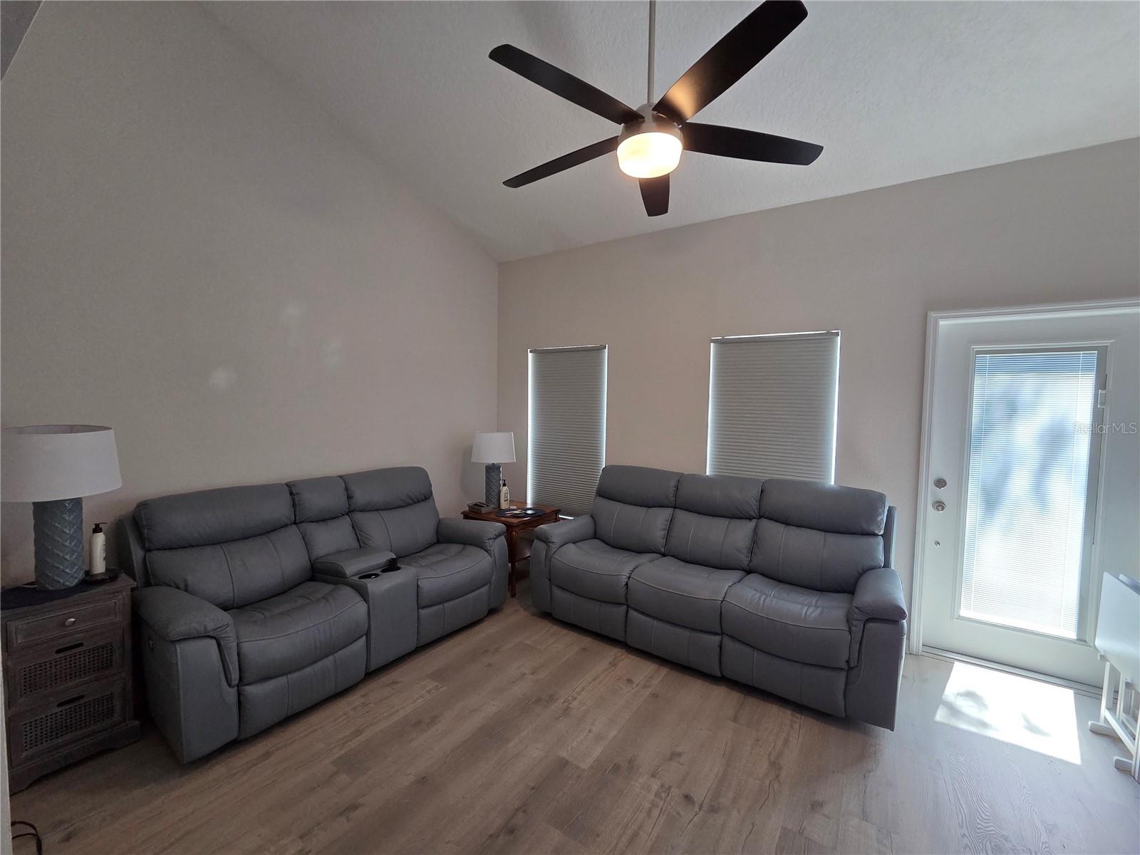 Image 14 of 34 For 1196 Royal Boulevard