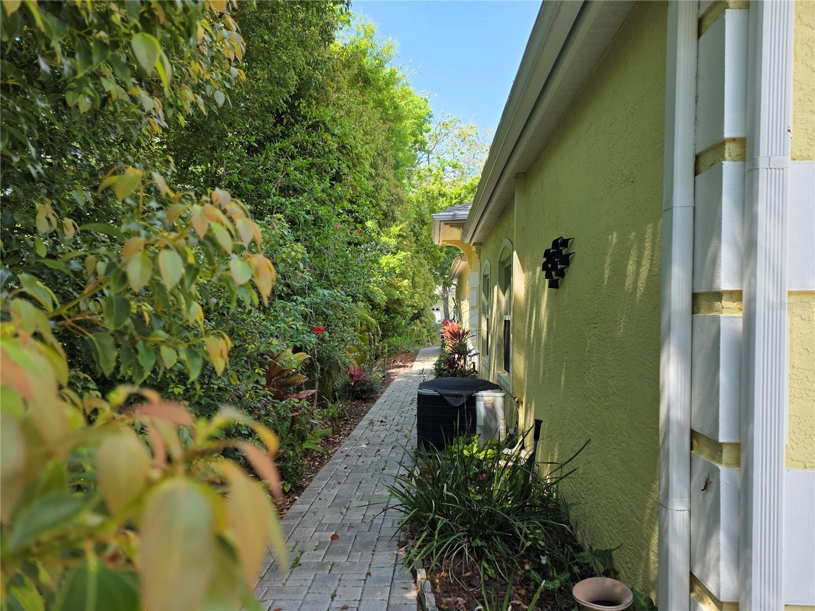 Image 28 of 34 For 1196 Royal Boulevard