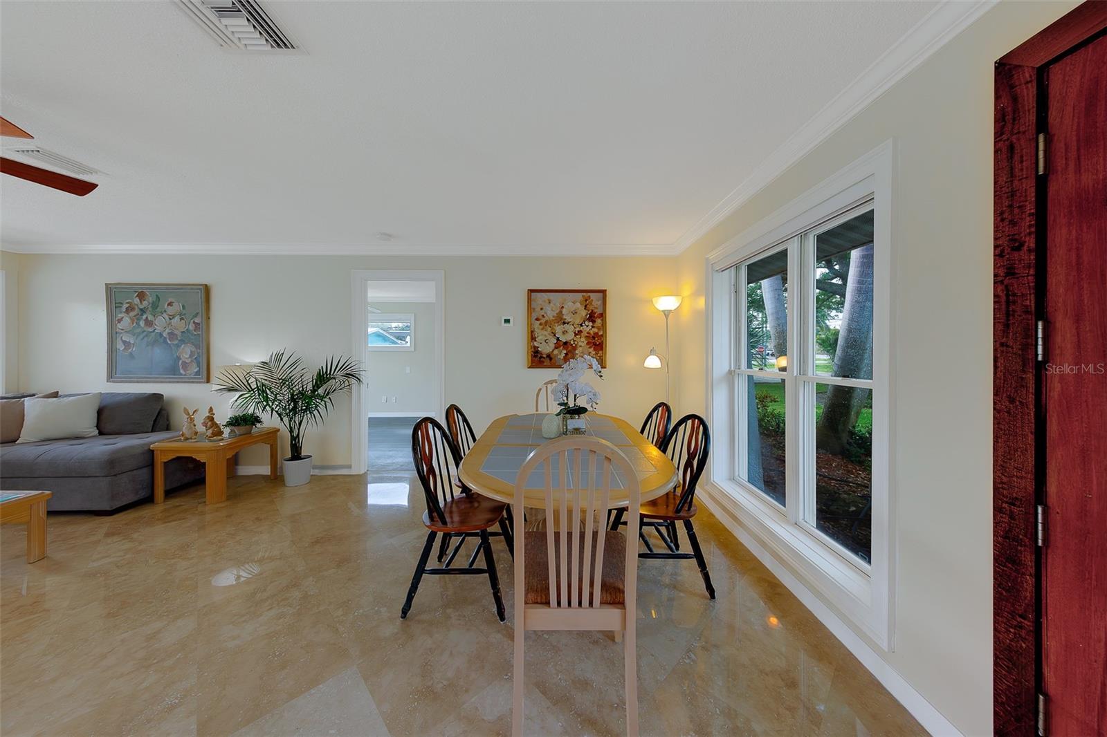 Listing photo id 8 for 2017 Cove Drive