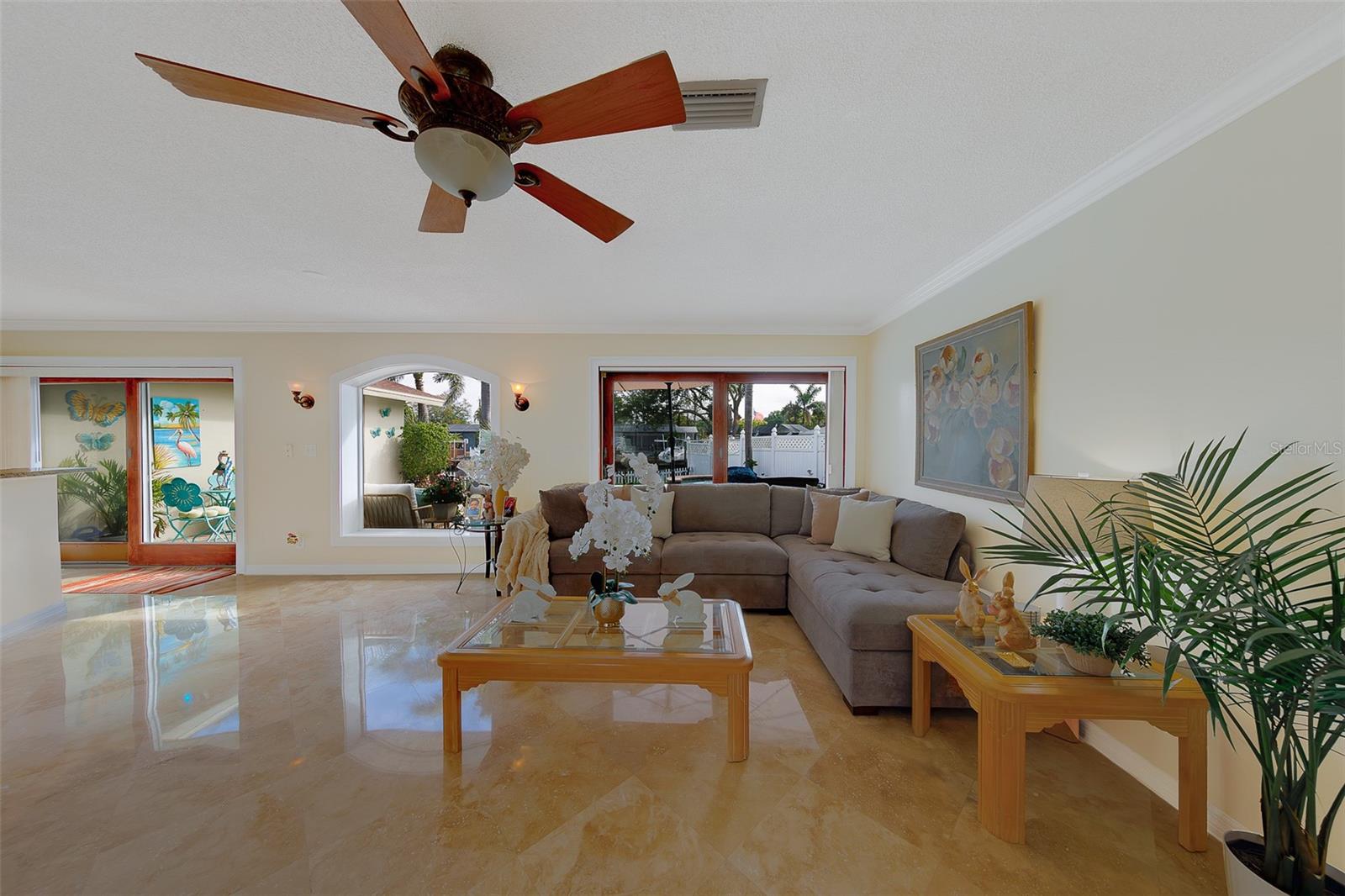 Listing photo id 11 for 2017 Cove Drive