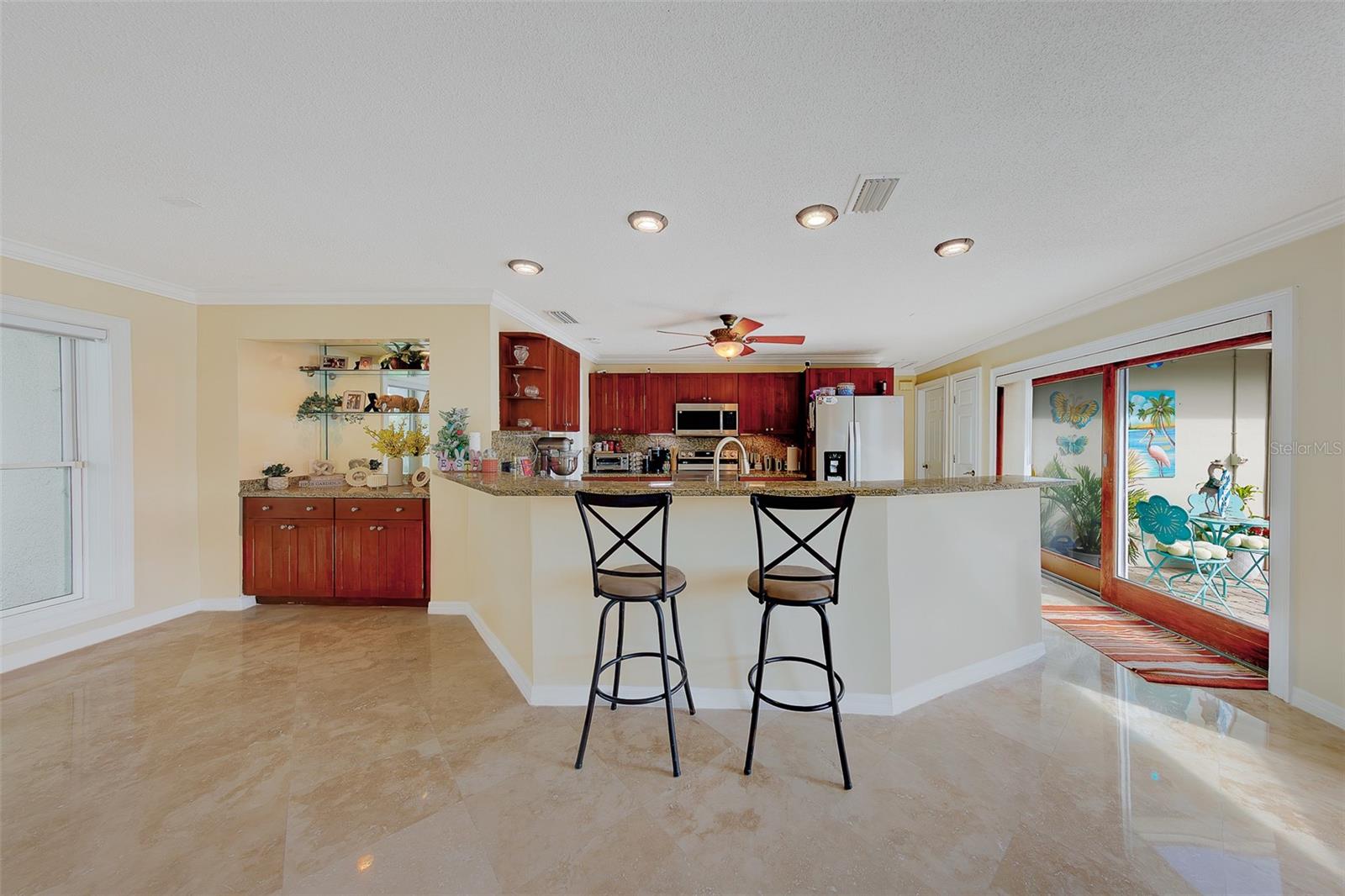 Listing photo id 12 for 2017 Cove Drive