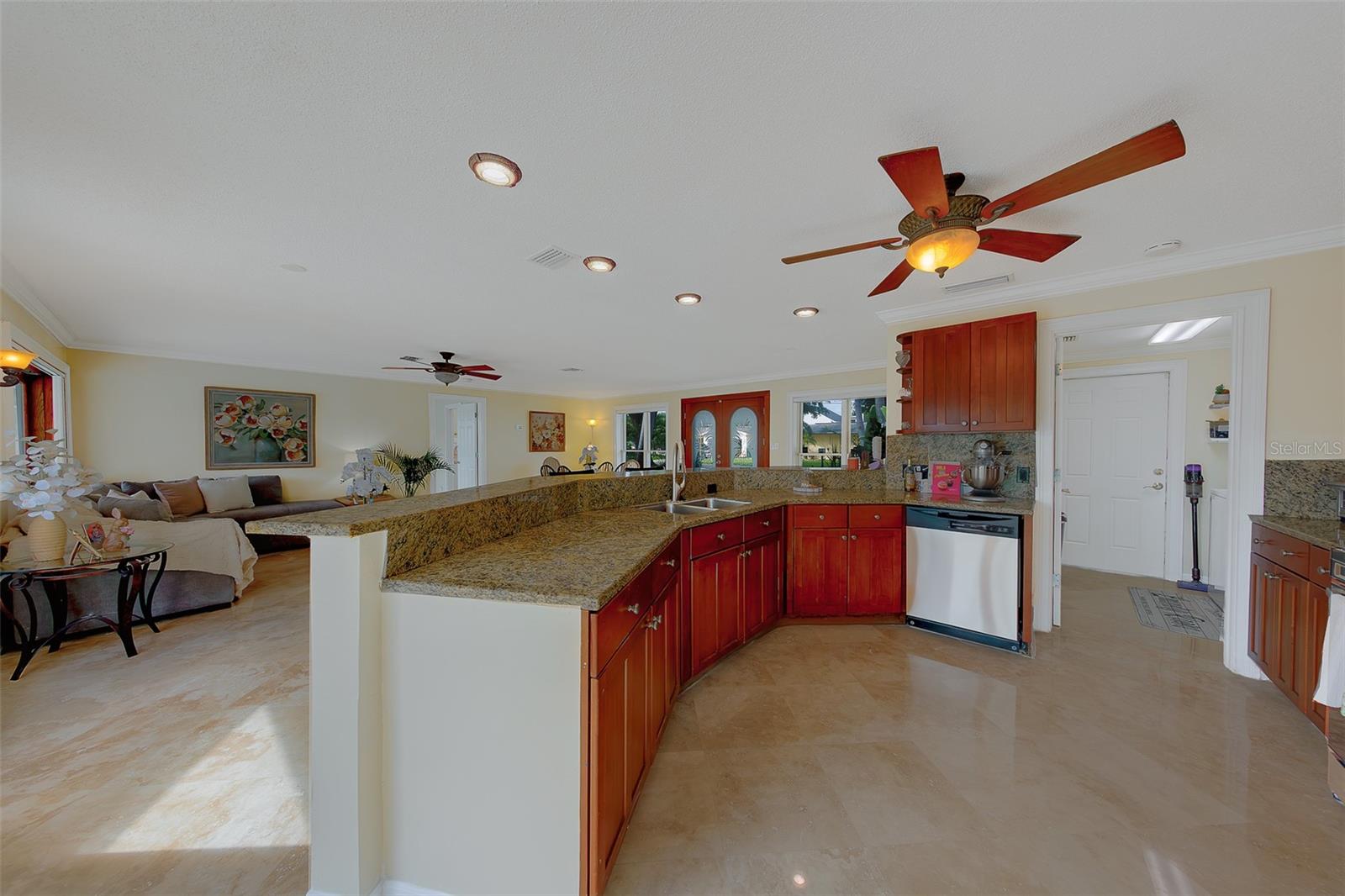 Listing photo id 13 for 2017 Cove Drive