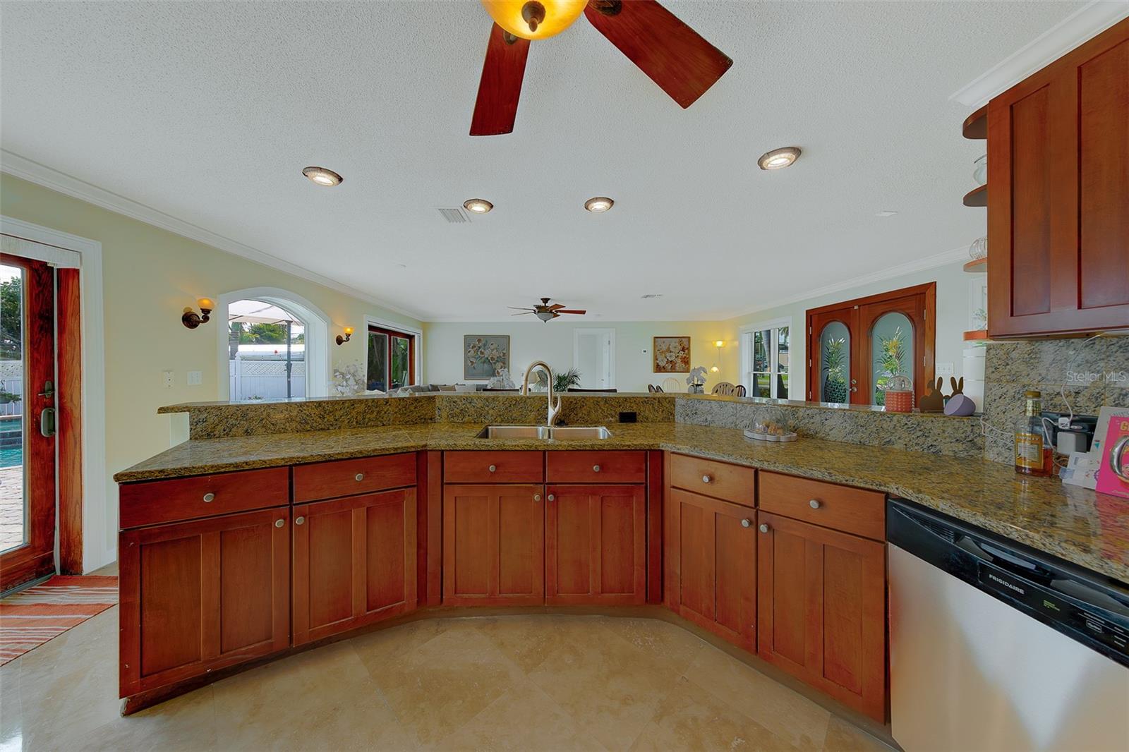 Listing photo id 15 for 2017 Cove Drive