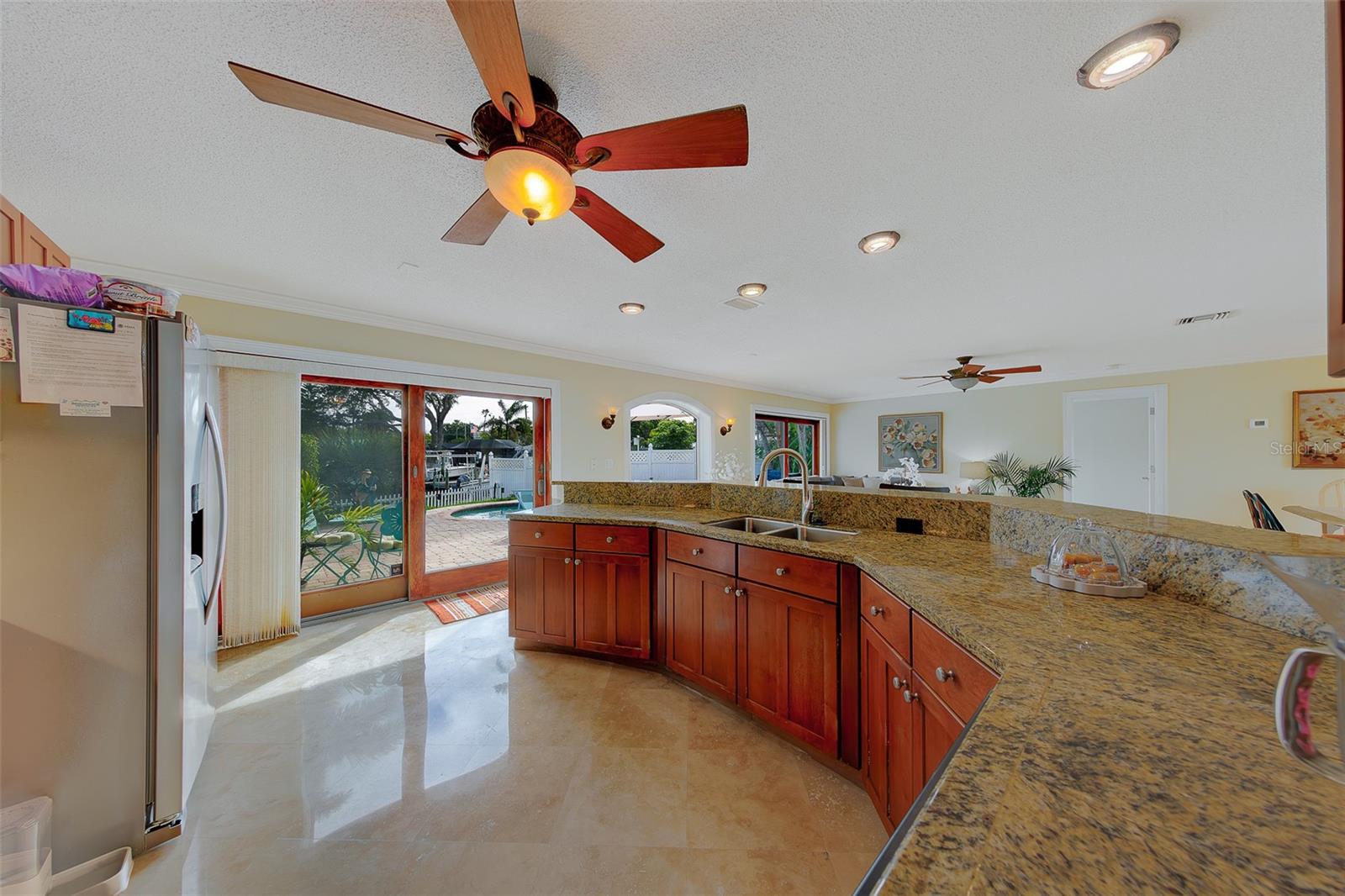 Listing photo id 16 for 2017 Cove Drive