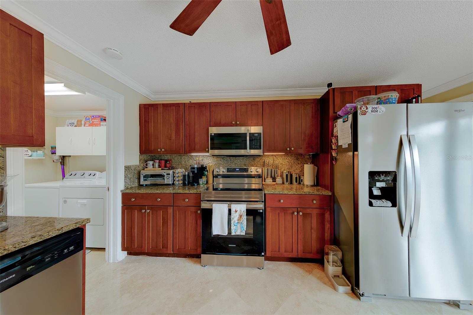 Listing photo id 17 for 2017 Cove Drive