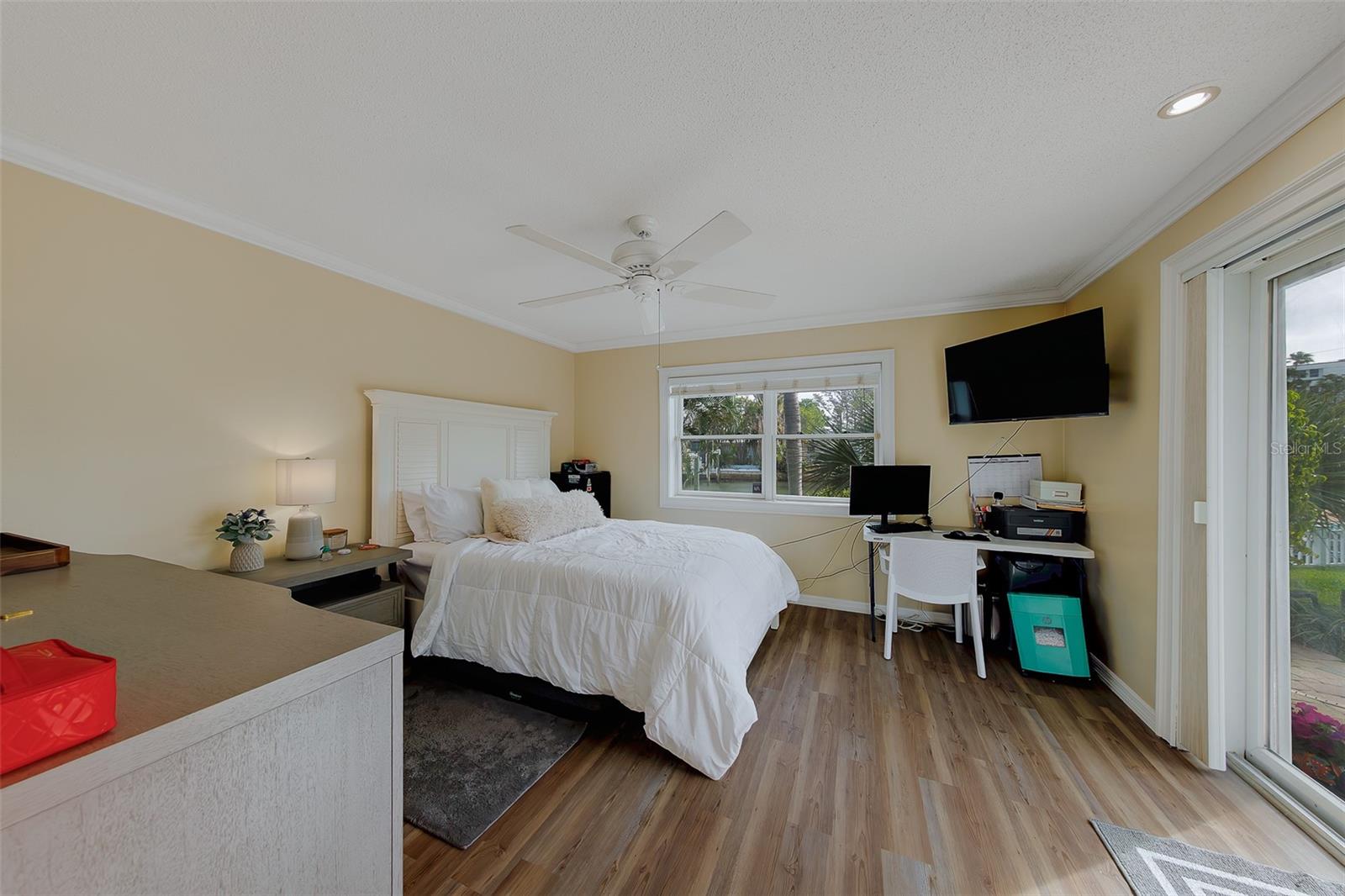 Listing photo id 22 for 2017 Cove Drive