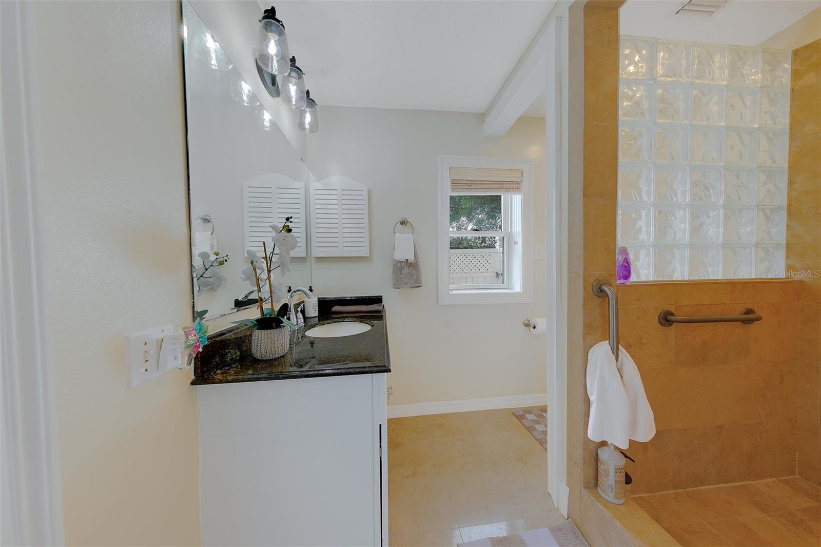 Listing photo id 25 for 2017 Cove Drive