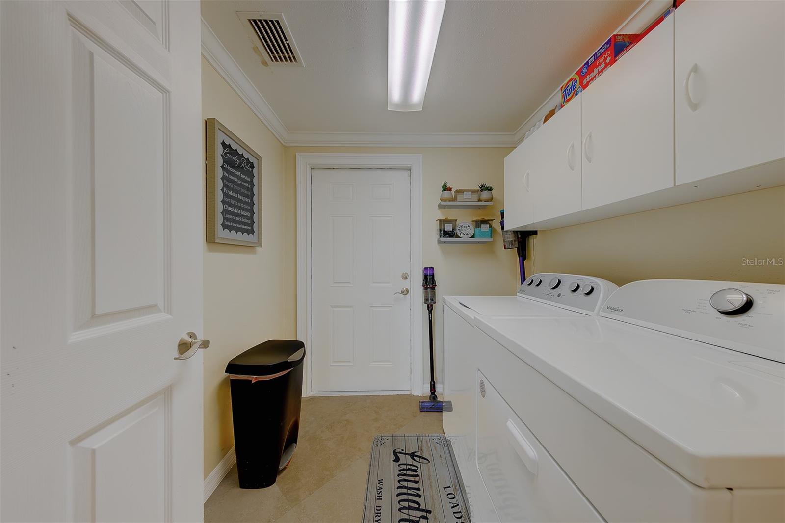 Listing photo id 29 for 2017 Cove Drive