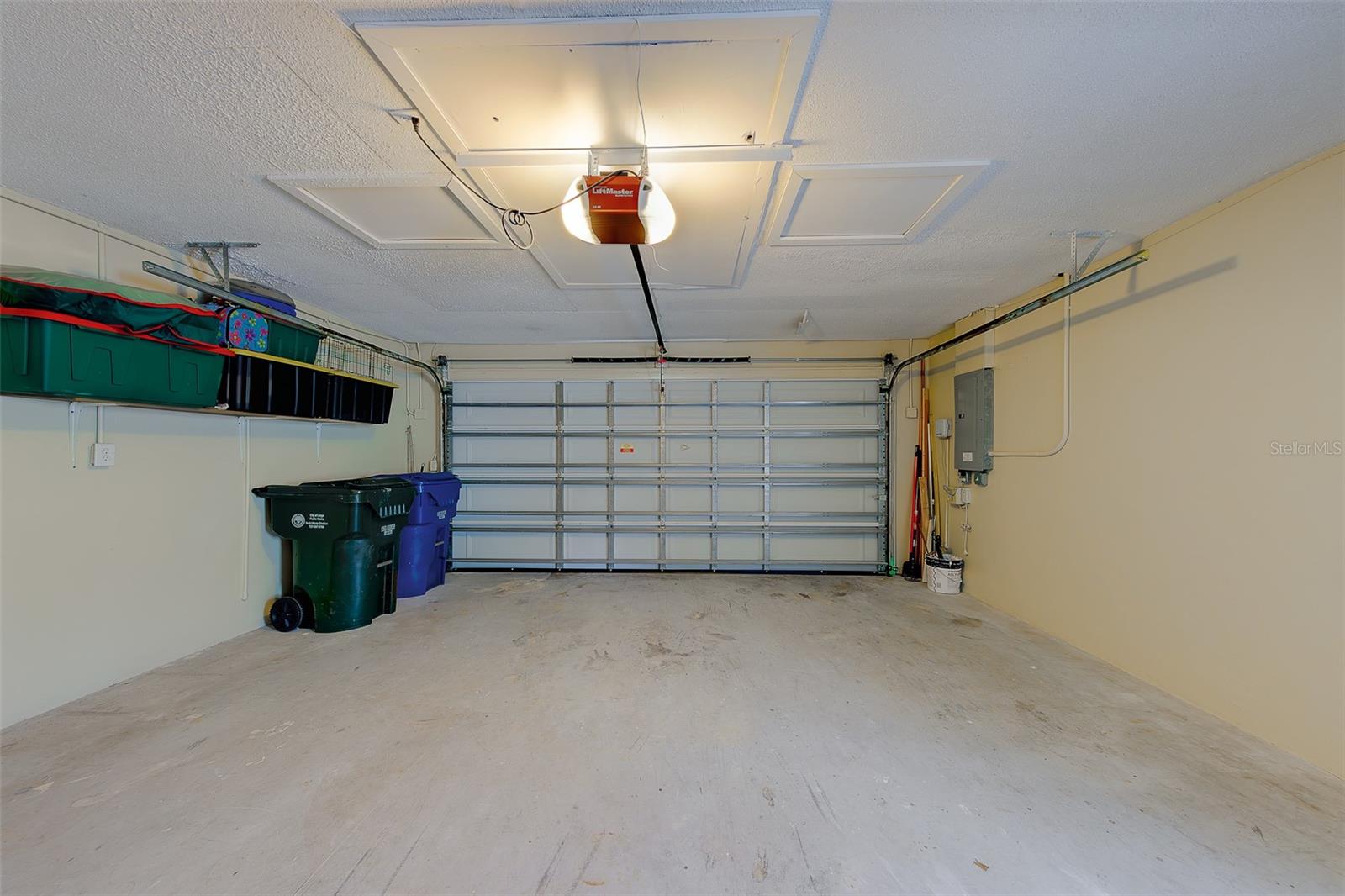 Listing photo id 35 for 2017 Cove Drive