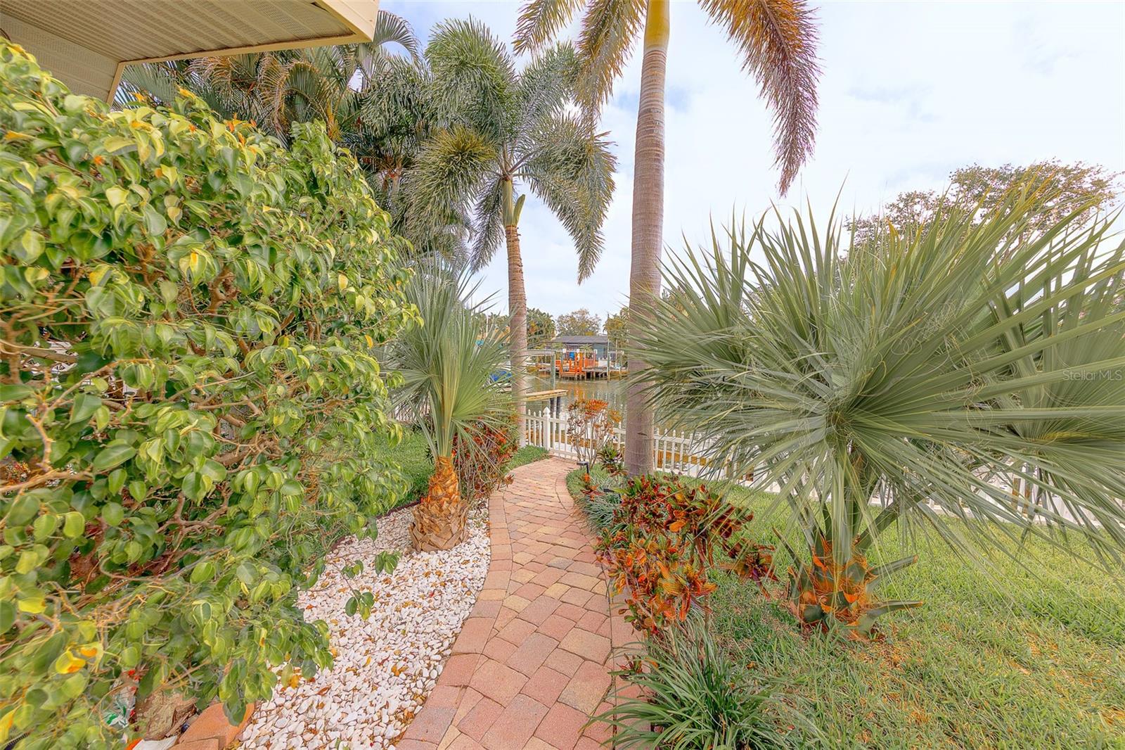 Listing photo id 36 for 2017 Cove Drive