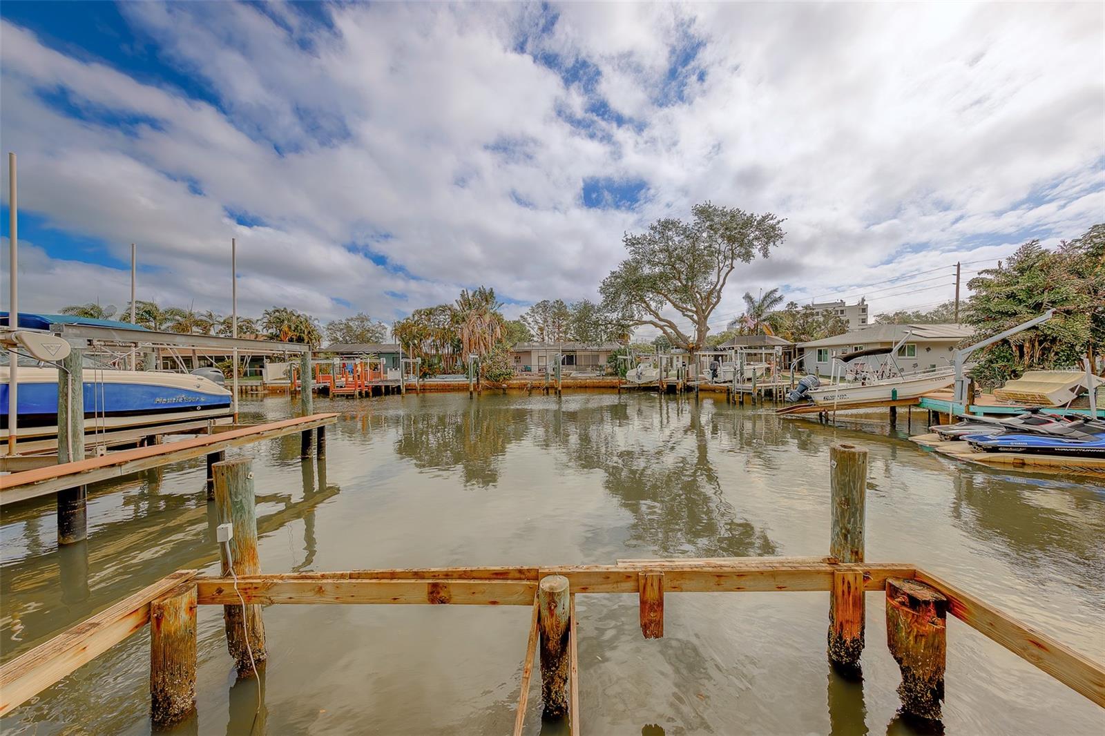 Listing photo id 37 for 2017 Cove Drive